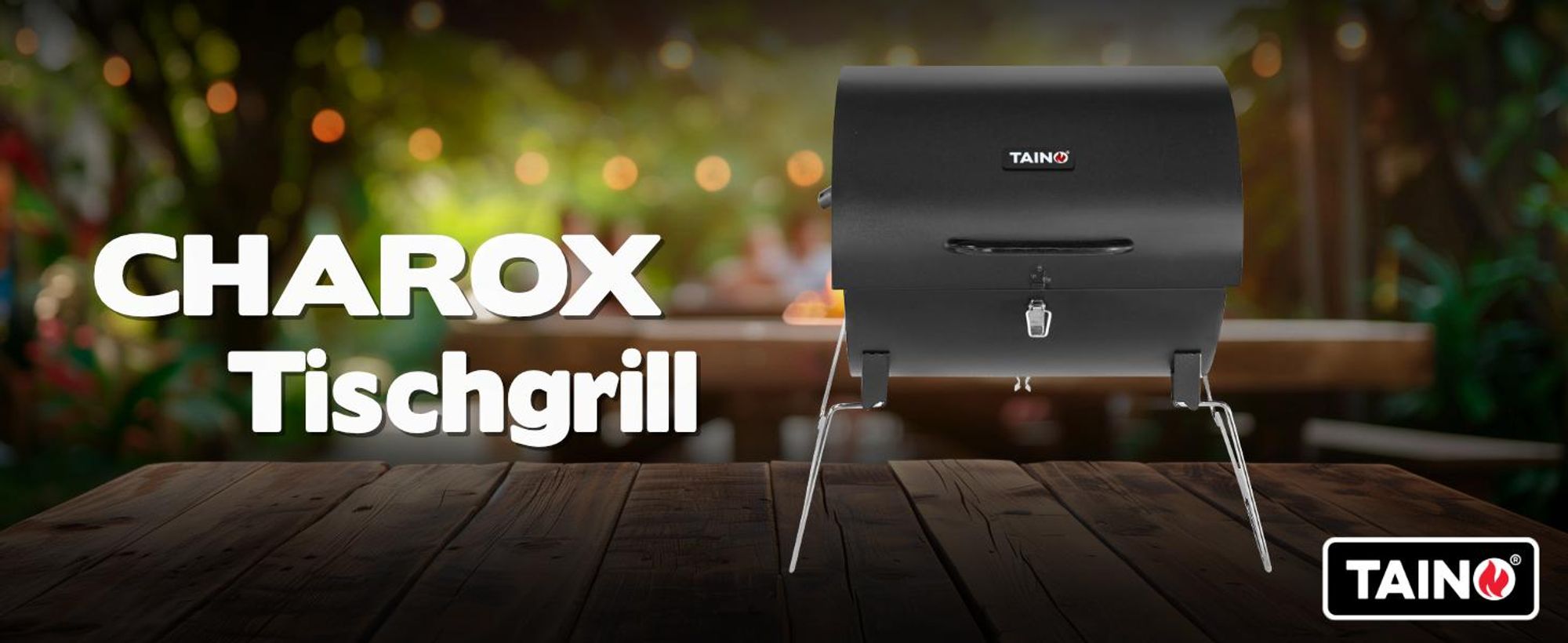 Tischgrill CHAROX von TAINO auf einem Holztisch, im Hintergrund eine Gartenparty