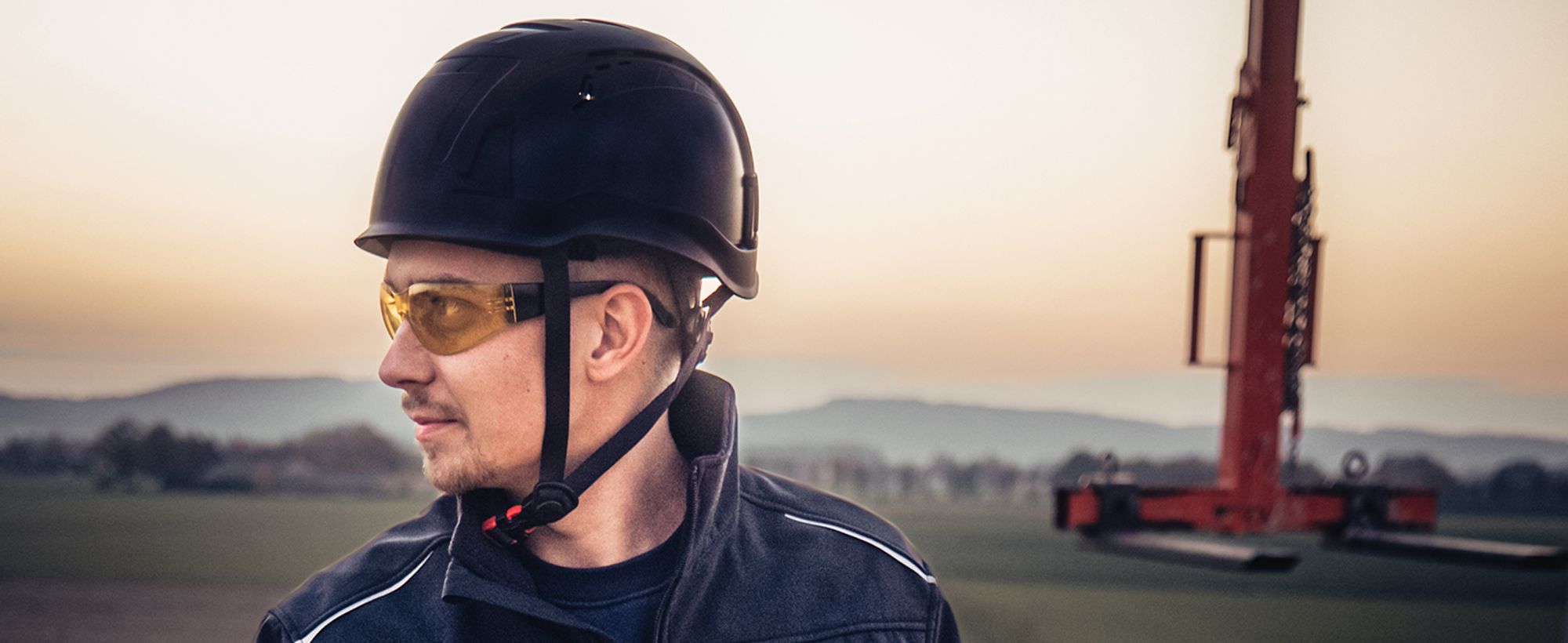Das Bild zeigt eine Seitenansicht des Helms.