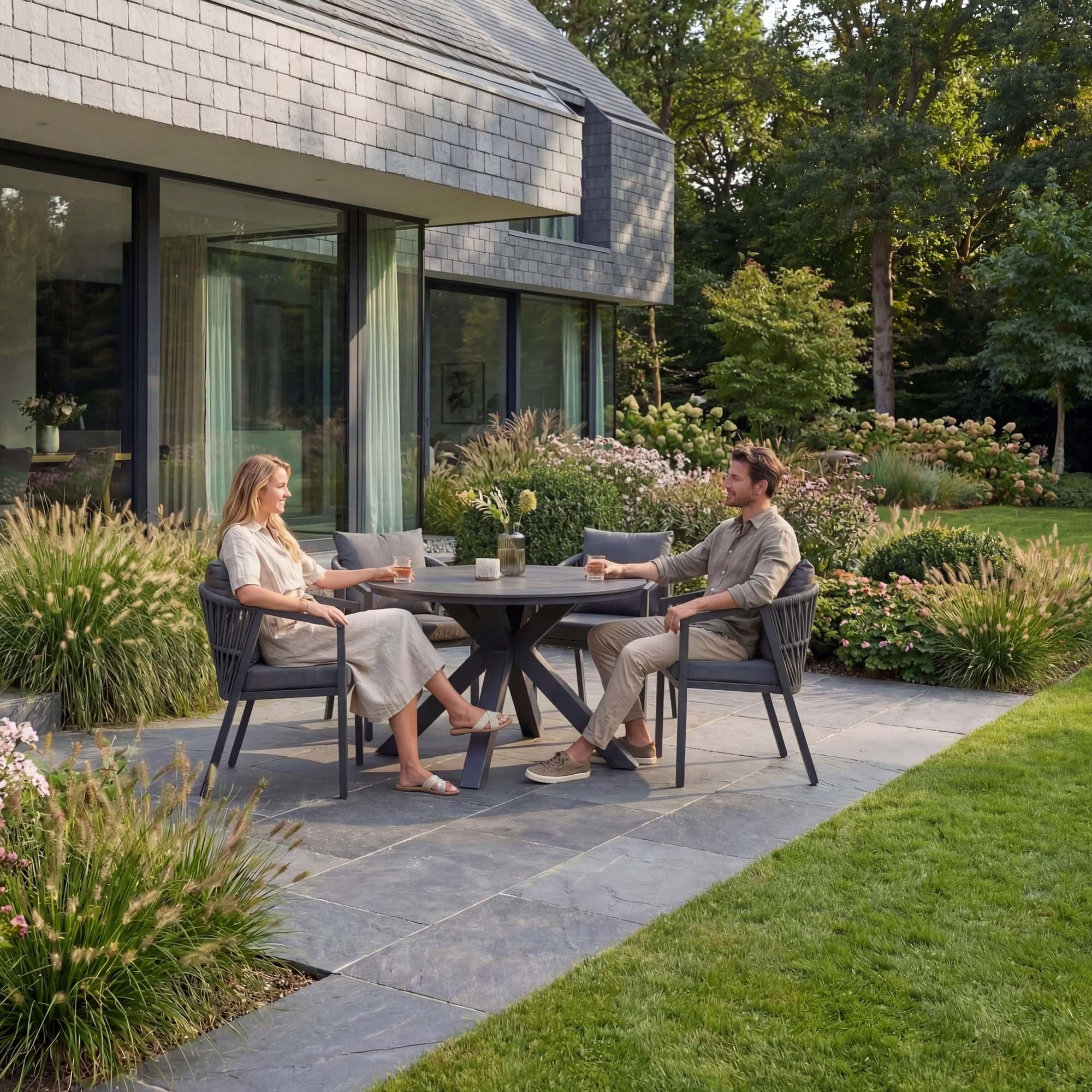 di volio Gartenmöbel Set LICATO – grau, moderne Balkonmöbel mit Tisch und 4 Stühlen, Terrassenmöbel für außen, stabil & bequem
