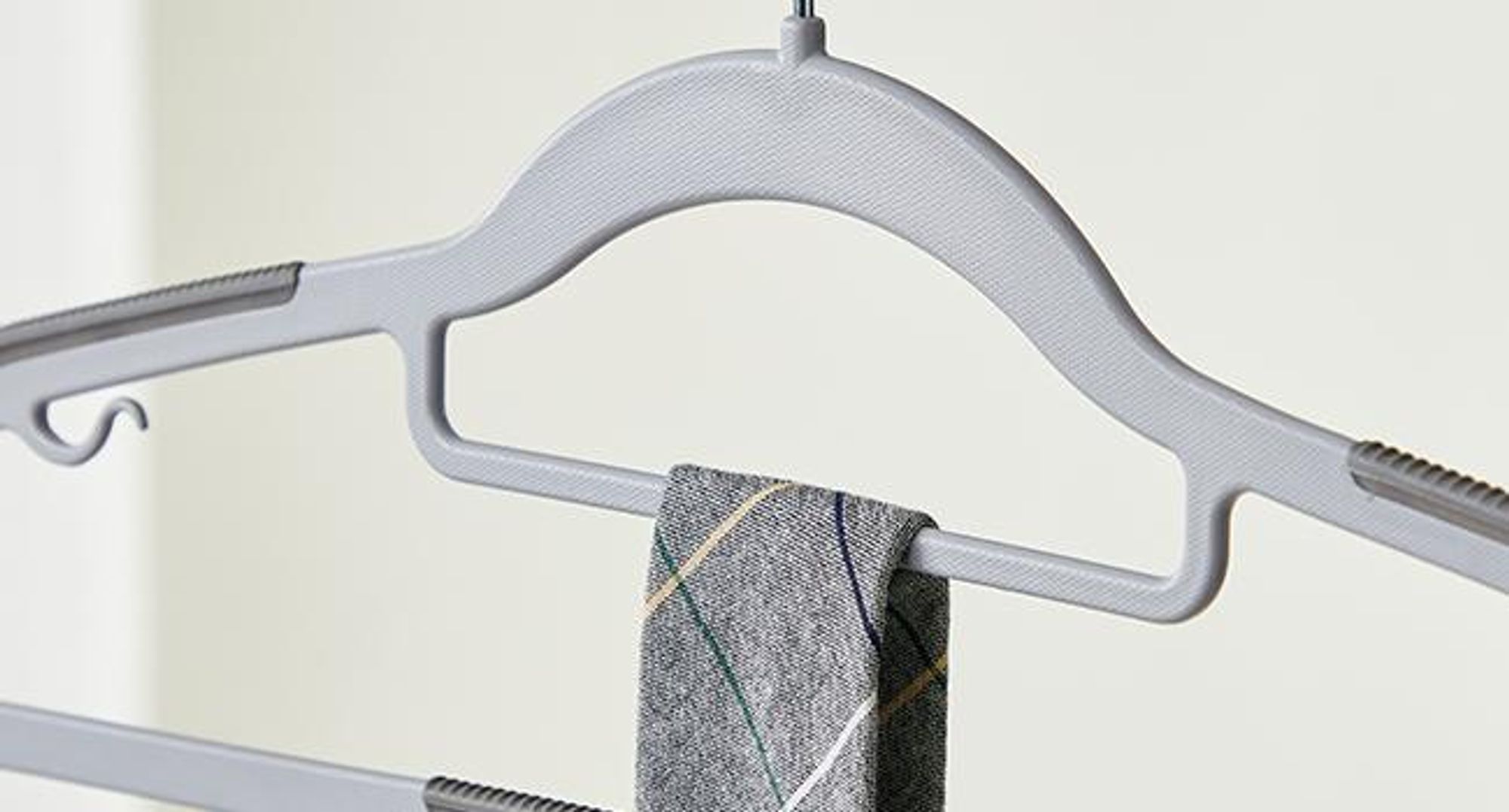 SONGMICS Kleiderbügel, 30er Set, Jackenbügel aus Kunststoff, gut belastbar, Anti-Rutsch-Design, platzsparend, 0,6 cm Dicke, um 360° drehbarer Haken, 42 cm lang, hellgrau-dunkelgrau CRP20G30