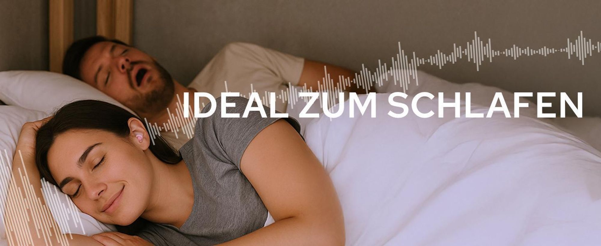 Lächelnde Frau die die Earplugs zum Schlafen trägt und den schnarchenden Partner nicht mehr hört