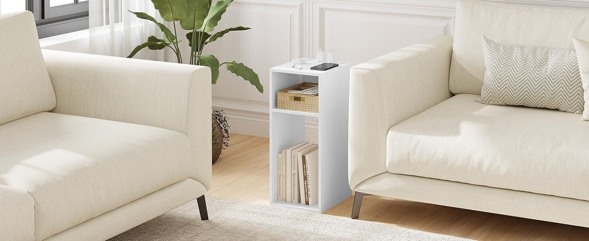 Wohnzimmer neben dem Sofa