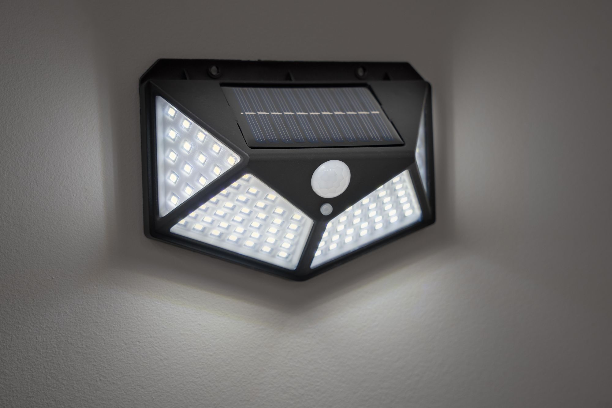 LUMILED Solarlampe mit Bewegungsmelder 100 LED 3 Modi Solar Wandleuchte IP44 Solarleuchte für Garten Sicherheitswandleuchte Wandlampe Außen