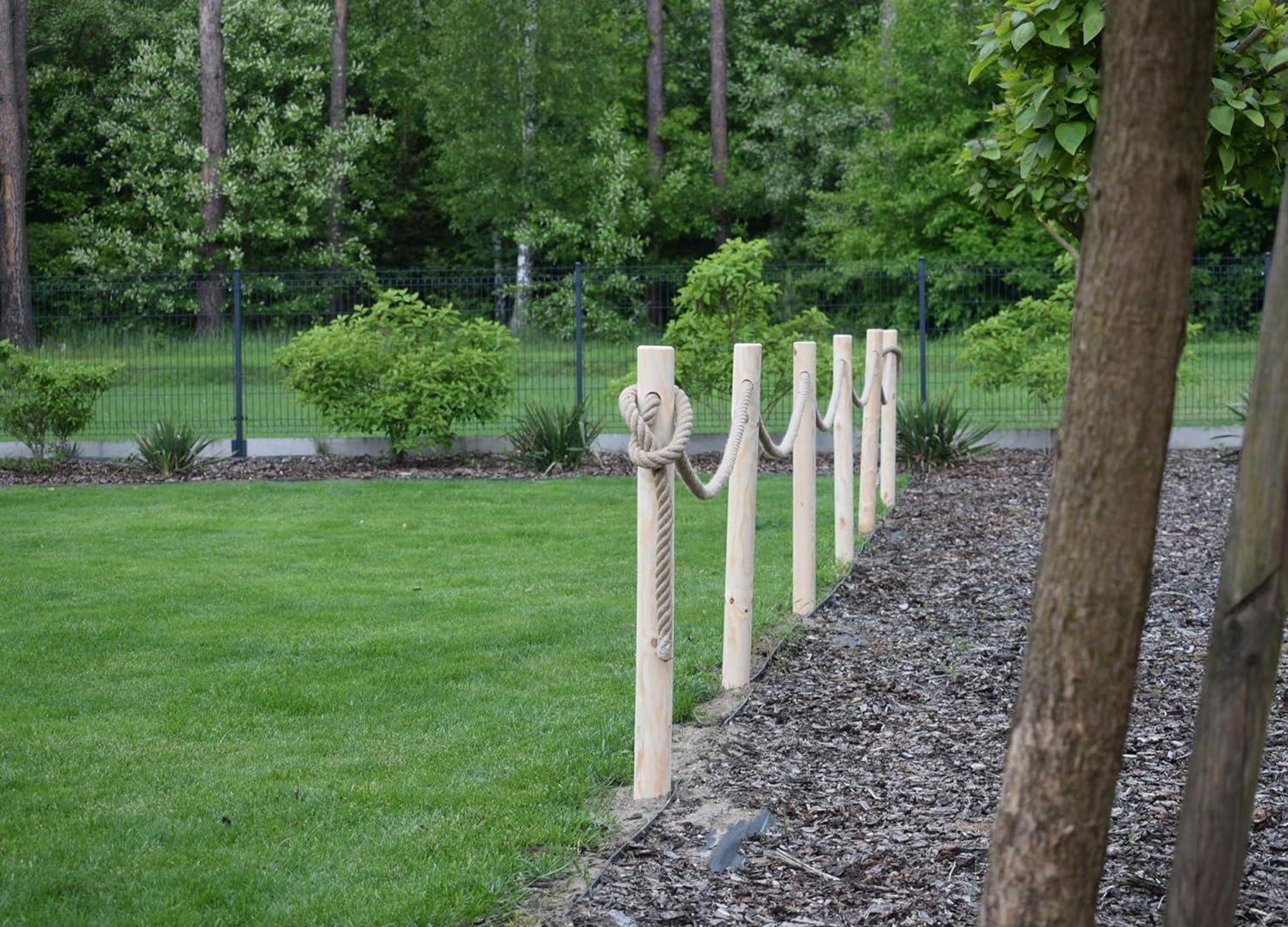 TIMBERMIK Holzzaun Set – 6 Holzpfosten Ø8x120 cm + 12 m Juteseil, Gartenzaun, natur, unbehandelt, Staketenzaun