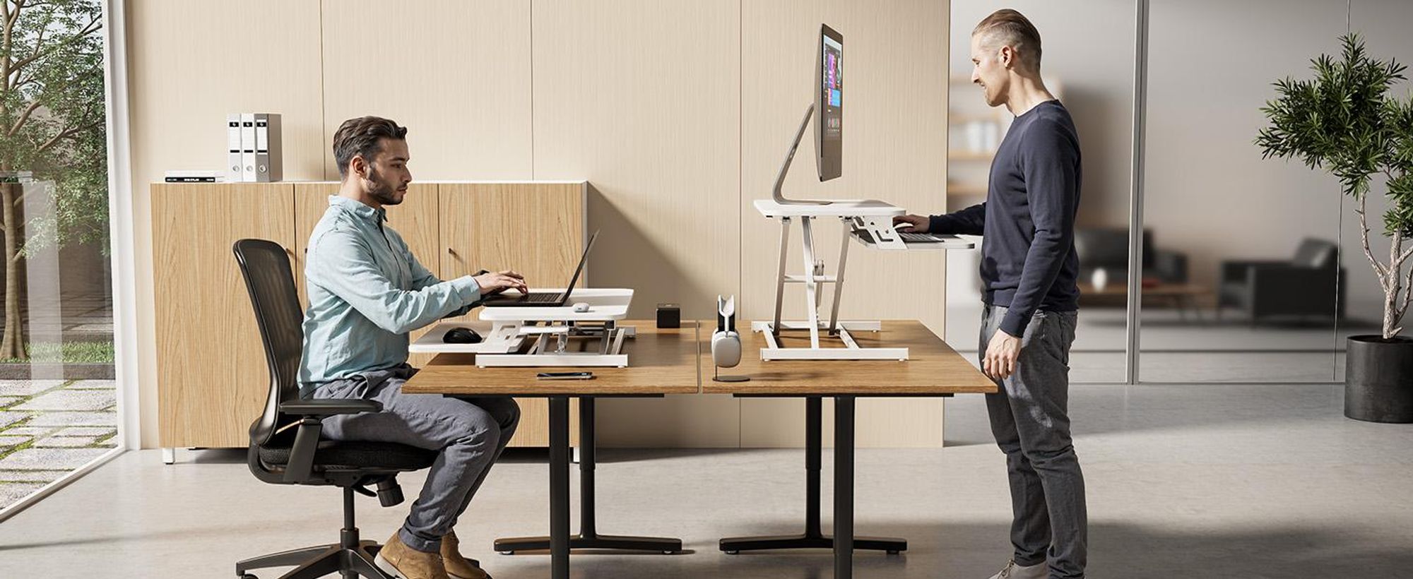 SENSE7 Desktop-Konverter Weiß Ergonomischer Schreibtischaufsatz Höhenverstellbar Sitz-Steh Workstation 81x40cm Büro Stehpult Monitorständer bis 13 kg