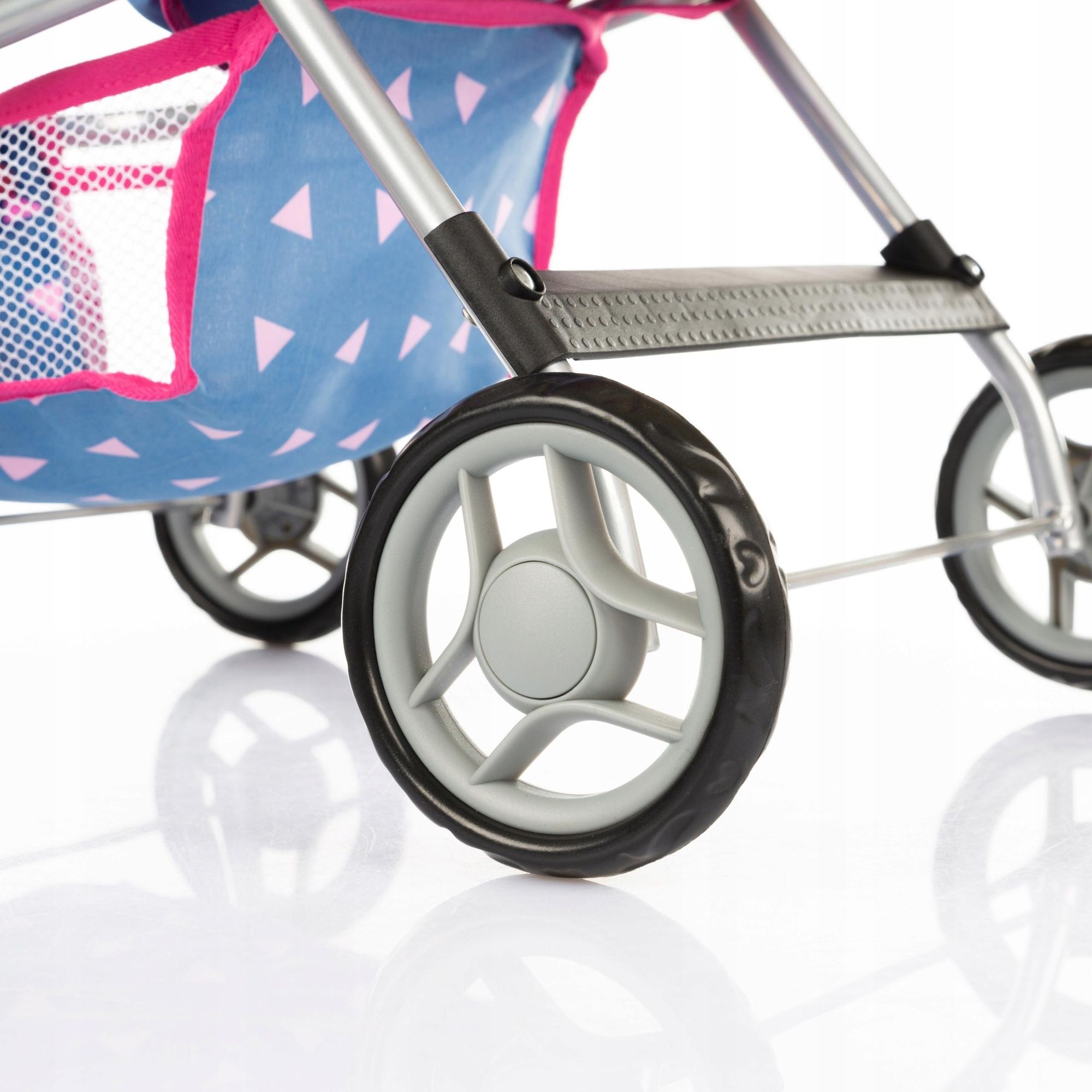 Kinder beim Spielen mit Puppenwagen