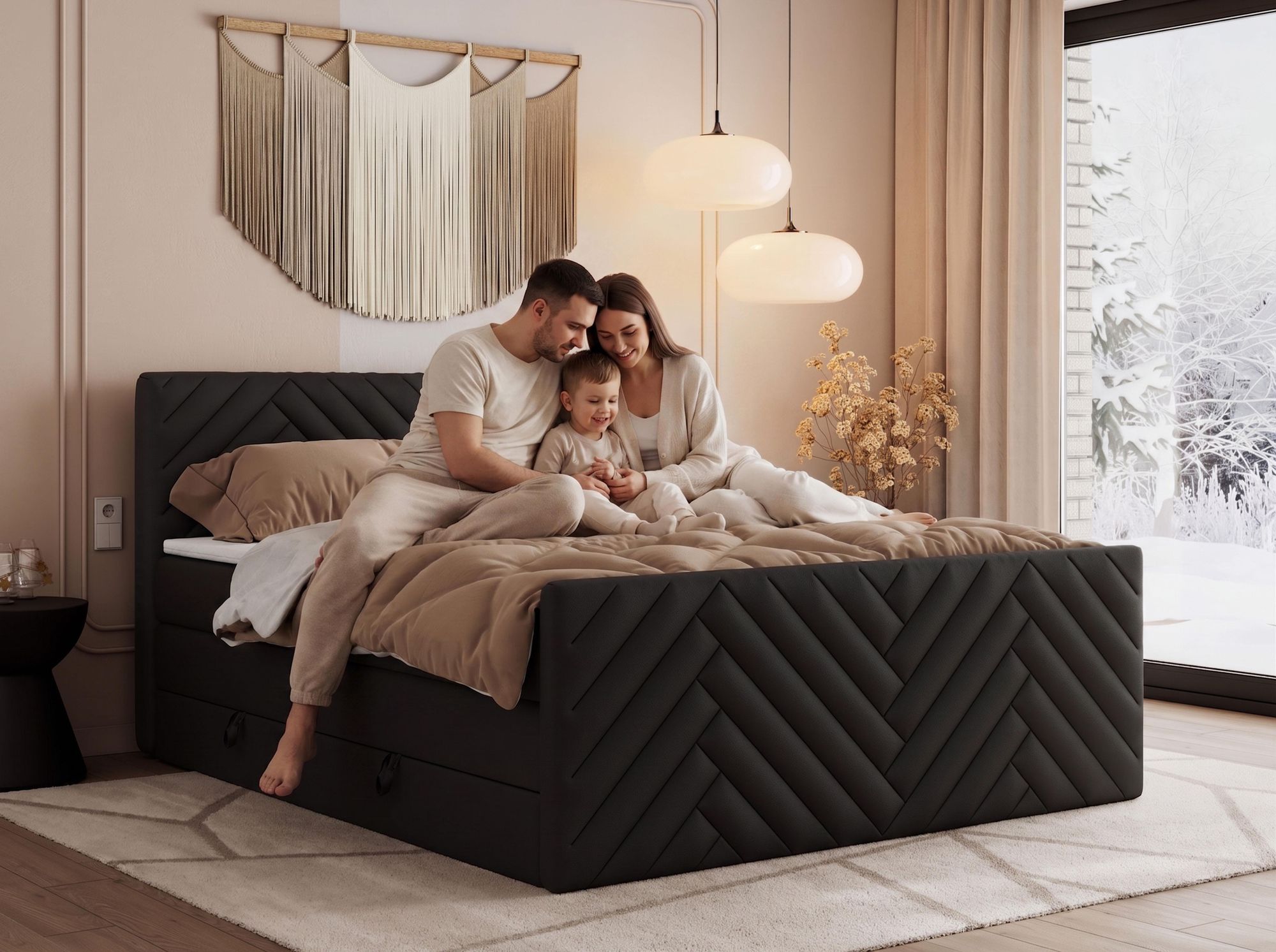 Familie auf einem schwarzen Boxspringbett im Schlafzimmer.
