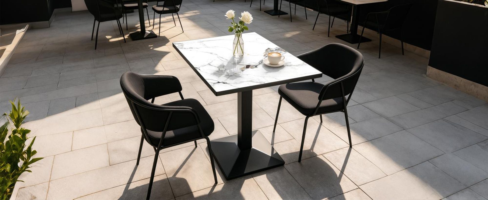 FATIVO Esstisch Sintersteinplatte 76x60x78 cm Schwarz-Jadeweiß, Säulenfuß für 2–4 Personen