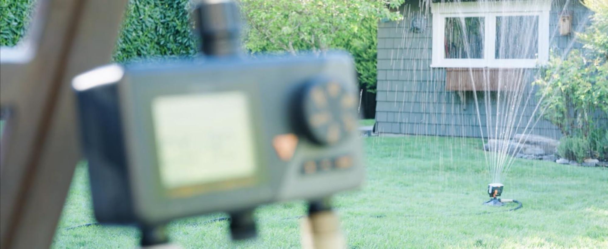 Diivoo Mini Turbo Oszillierender Rasensprenger 16 Düsen Gartensprinkler mit Schnellanschluss und Basis Wassersprinkler Einstellbare Breite Reichweite
