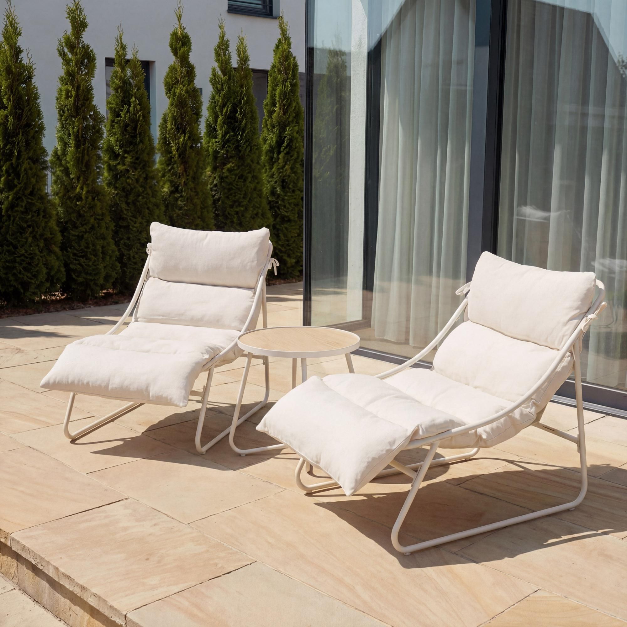 di volio Gartenmöbel Set CETARA - Creme, Balkonmöbel aus Stahl & Glas, 2x Sessel mit dicken Kissen & 1x Beistelltisch, Sitzgruppe outdoor wetterfest