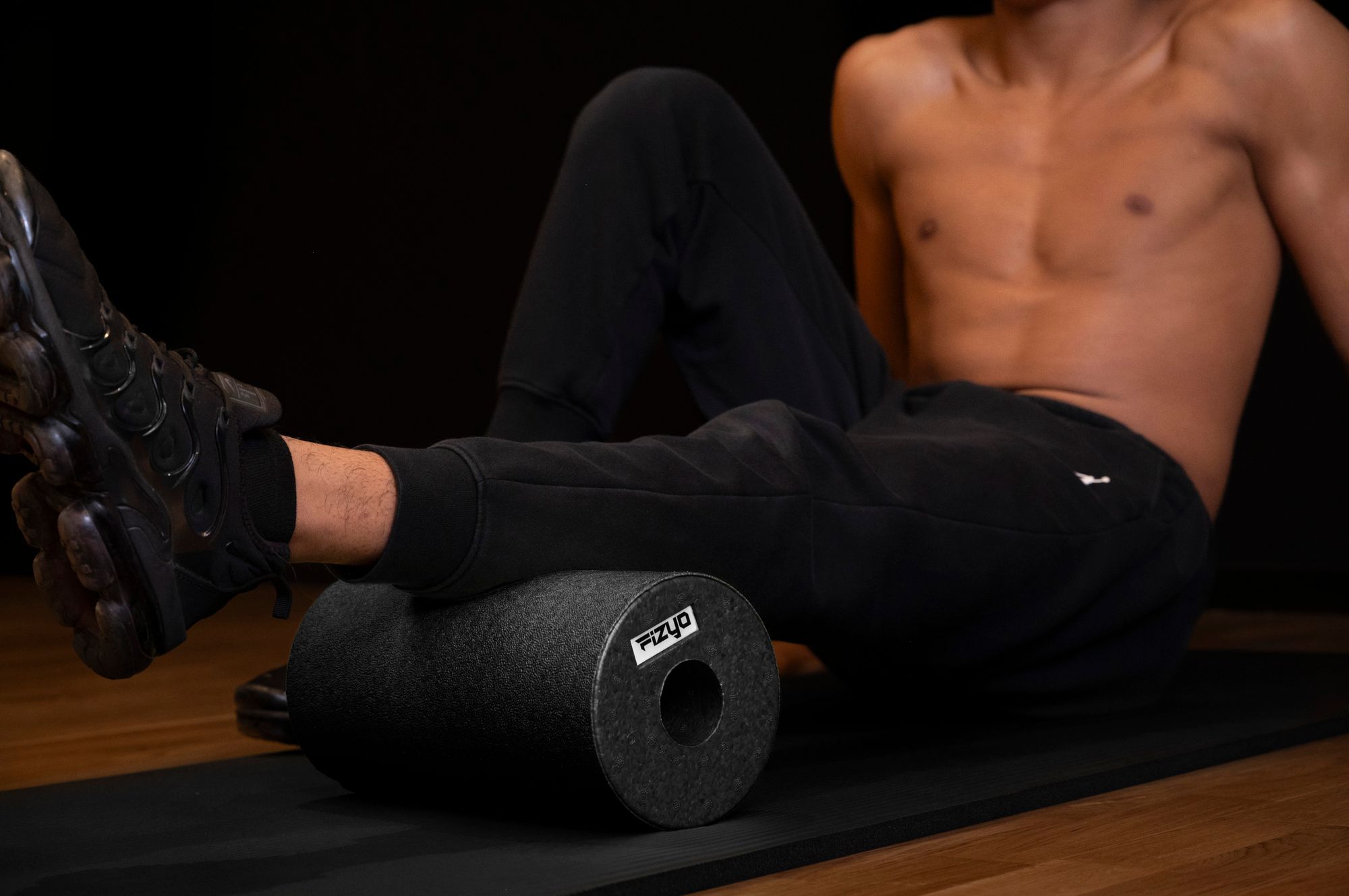 Training mit der FIZYO Massagerolle – Person führt Entspannungs- und Kräftigungsübungen durch.