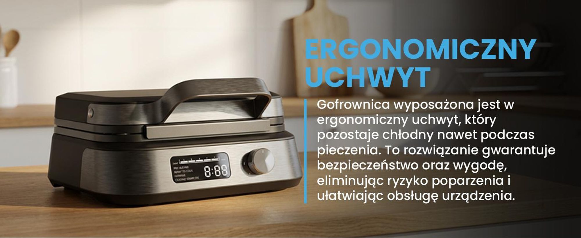 Czarna gofrownica z formą do pieczenia na dwa duże gofry