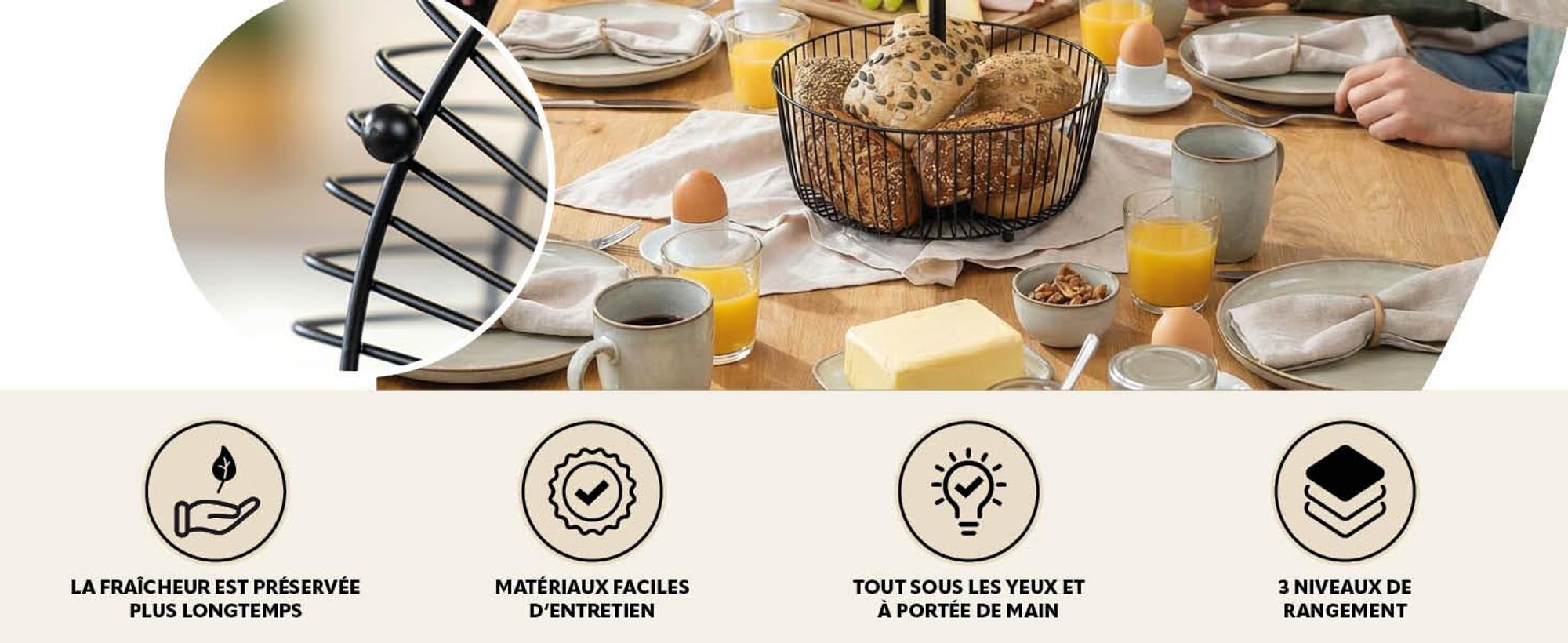 Corbeille de fruits sur la table de cuisine