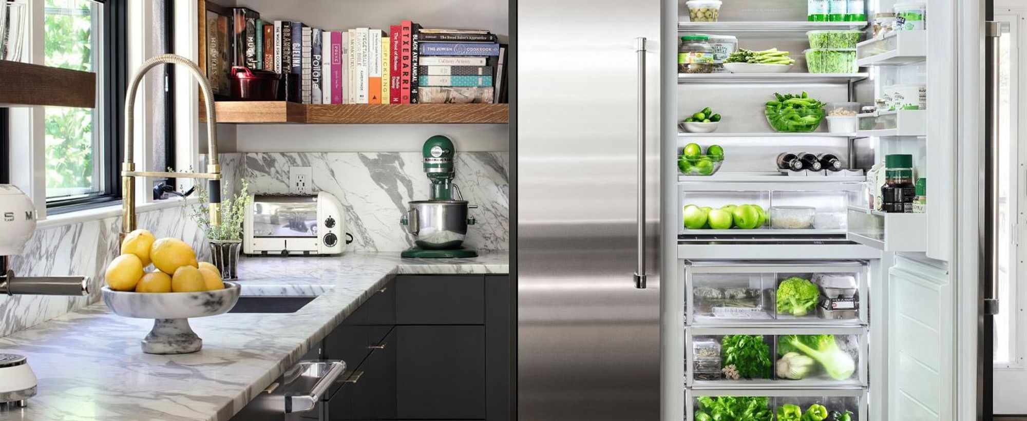 Moderne Küche mit offenen Kühlschrank