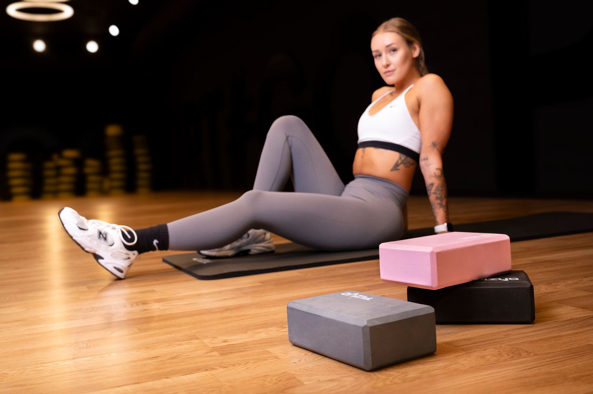 Eine Person trainiert mit einem Yoga-Block von FIZYO