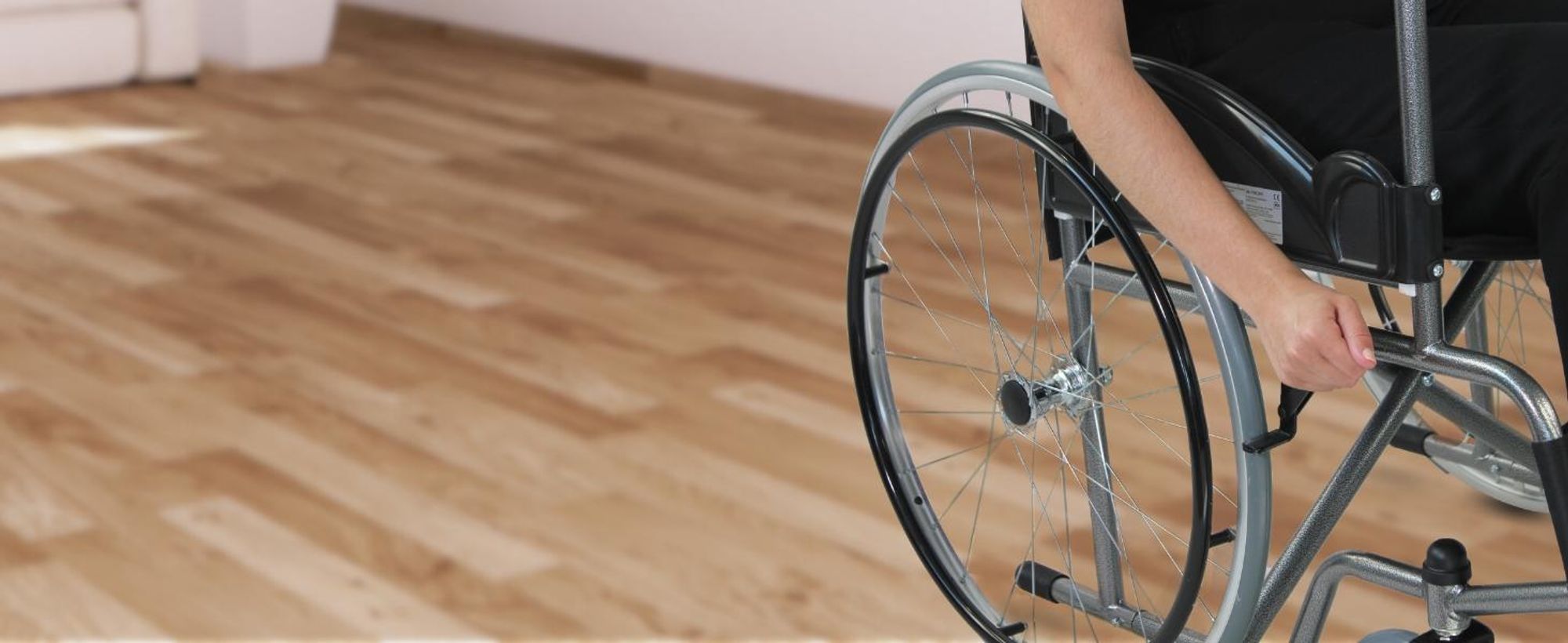 Clinicalfy Klappbarer Rollstuhl Faltbar Kappbarer Rollstuhl Manuell bedienbar 44cm Sitz Leicht Schwarz Valencia