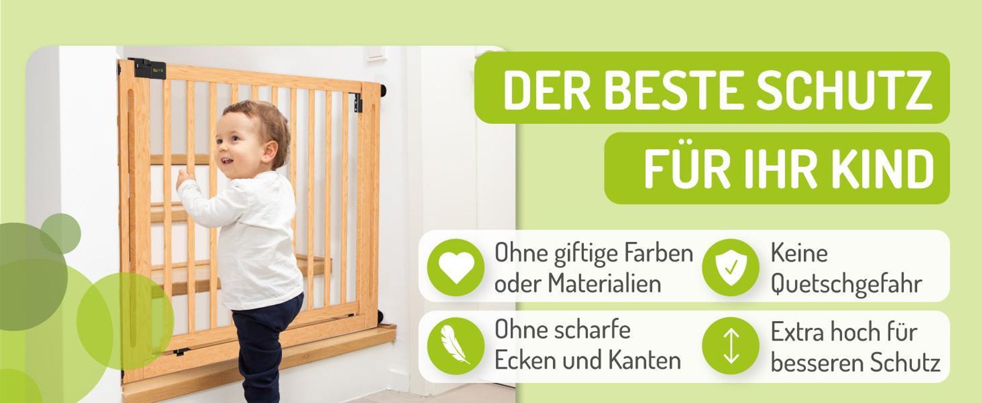 Kleinkind am Buche-Türschutzgitter Miko – schadstoff- und kantenfrei, ohne Quetschgefahr