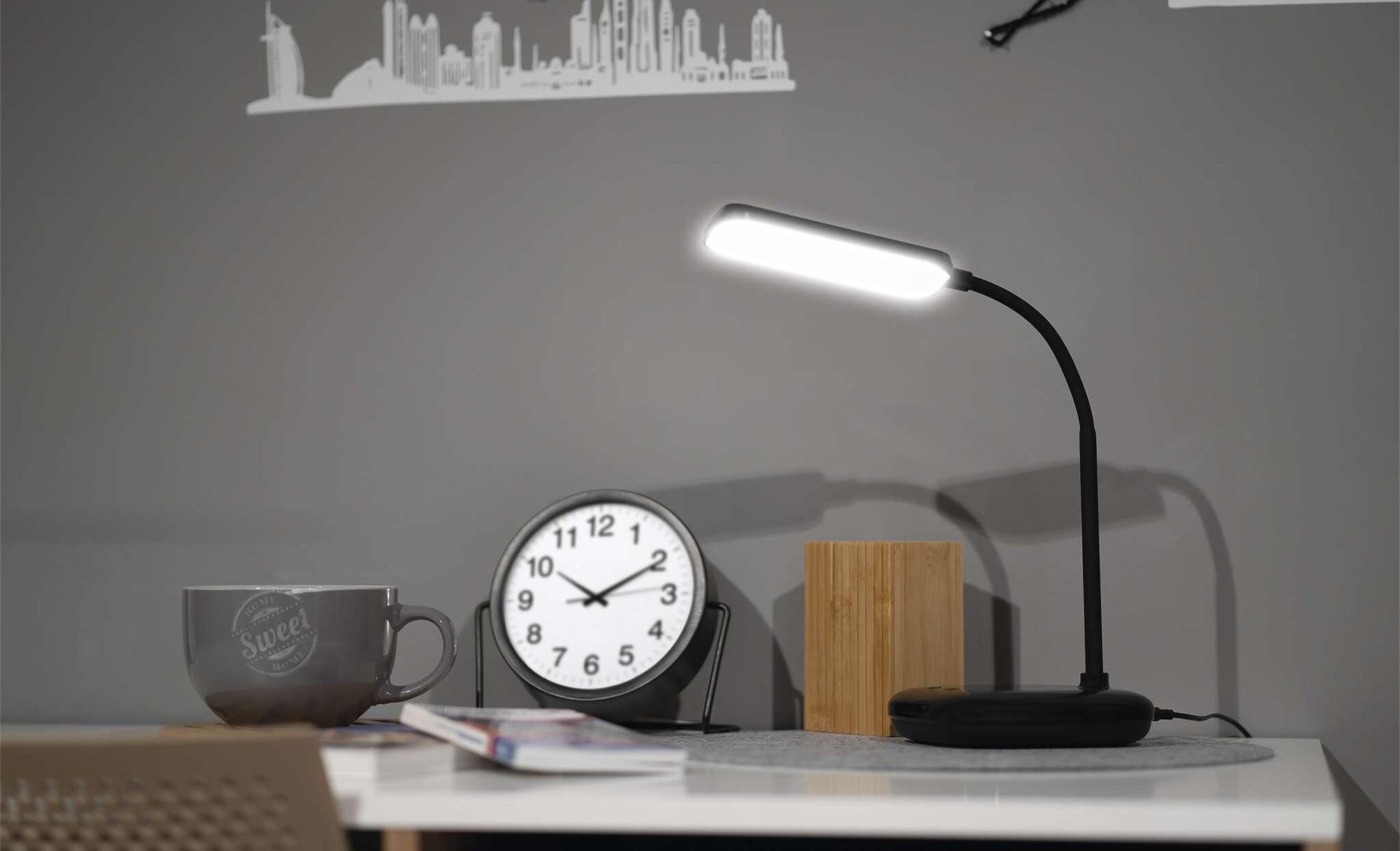 EMOS LED Tischlampe MOLLY 12W, Helligkeit 650lm, dimmbar, einstellbare Lichtfarbe, flexibler Lampenarm, 1,5m Ladekabel + Netzadapter, schwarz, Z7638B