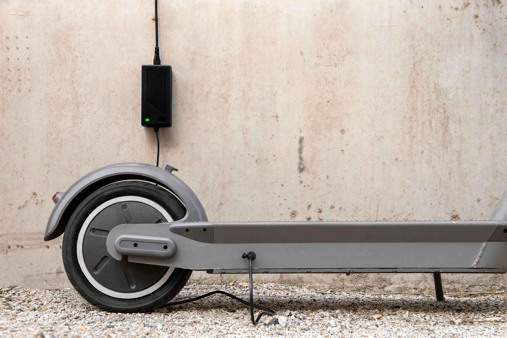 Scooter électrique avec chargeur branché pour recharger la batterie