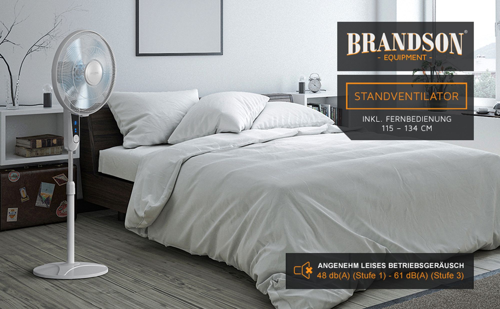 Weißen Standventilator mit Fernbedienung neben einem Bett in modernem Schlafzimmer
