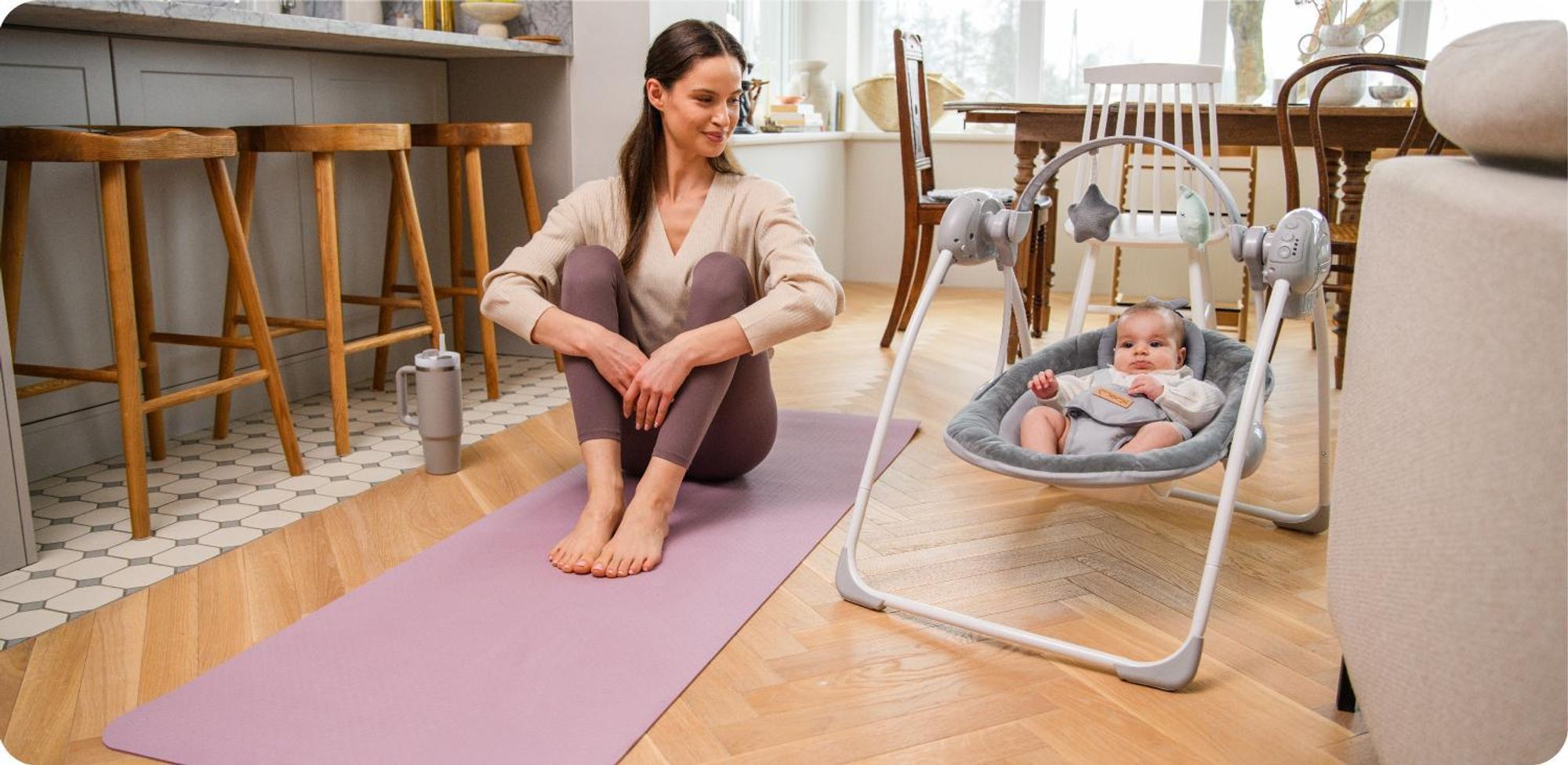 MoMi LISS – Elektrische Babywippe klappbar mit Timer, 5 Geschwindigkeiten, 6 Melodien & verstellbarem Spielbogen - Grau