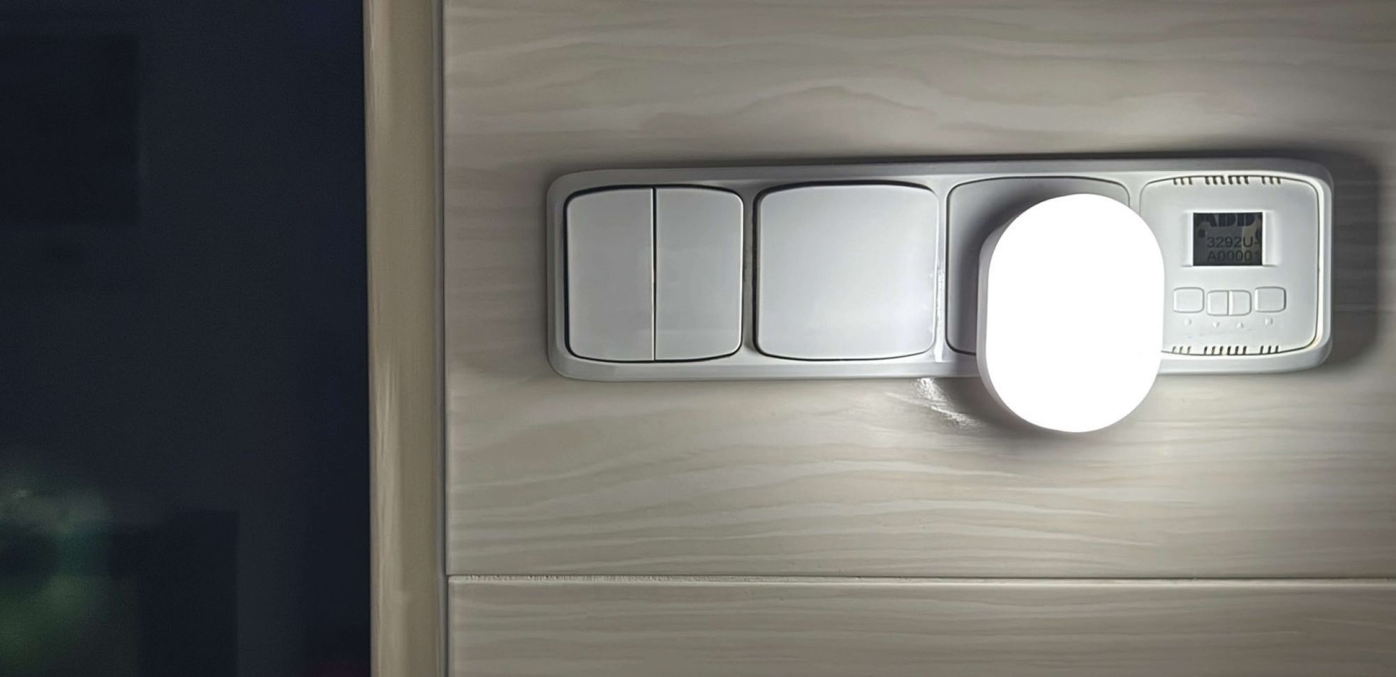 EMOS GoSmart 2in1 Infrarot-Bewegungsmelder und Nachtlicht mit App, WiFi-Bewegungssensor und farbiges Licht, Erkennungsbereich 5m/120°, 230V