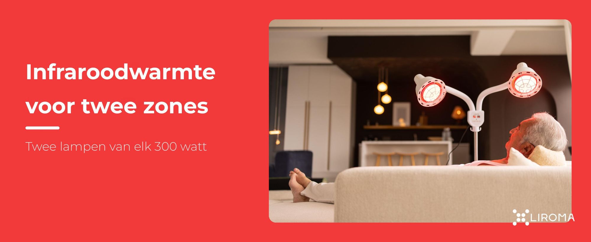 Man ontspant op de bank onder de LIROMA infraroodlamp met twee lampen van 300 watt