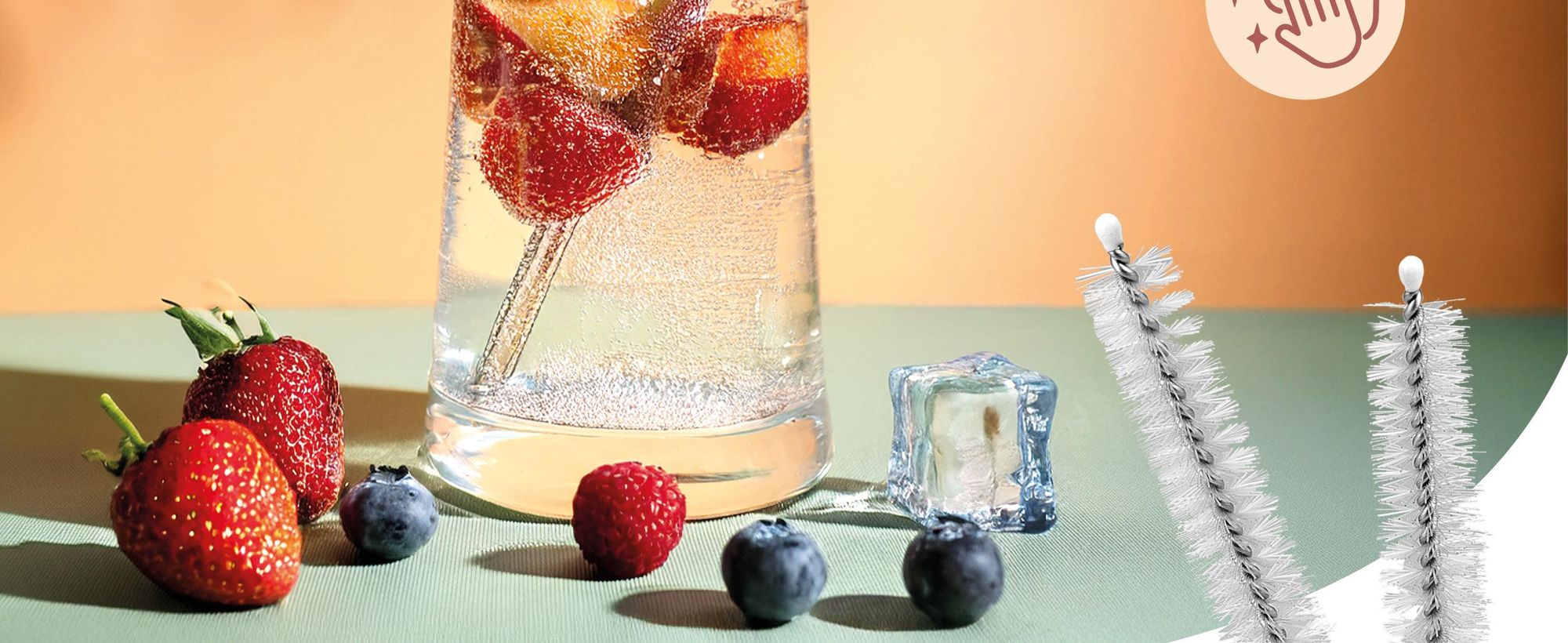 Pailles en verre dans un verre à cocktail
