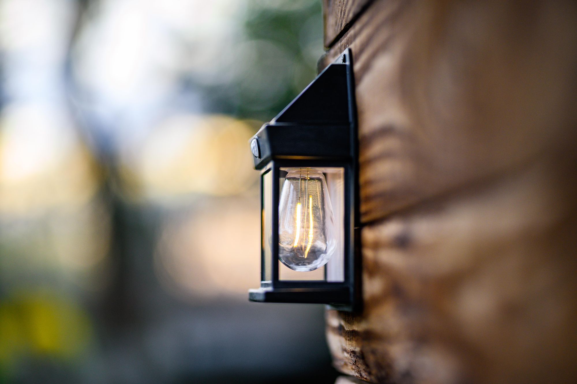 LUMILED LED Solar Wandleuchte Solarlampe Außenwandlampe mit Bewegungsmelder Warmweiß 3000K Außen Sicherheitslampe Gartenleuchte Wegbeleuchtung IP44