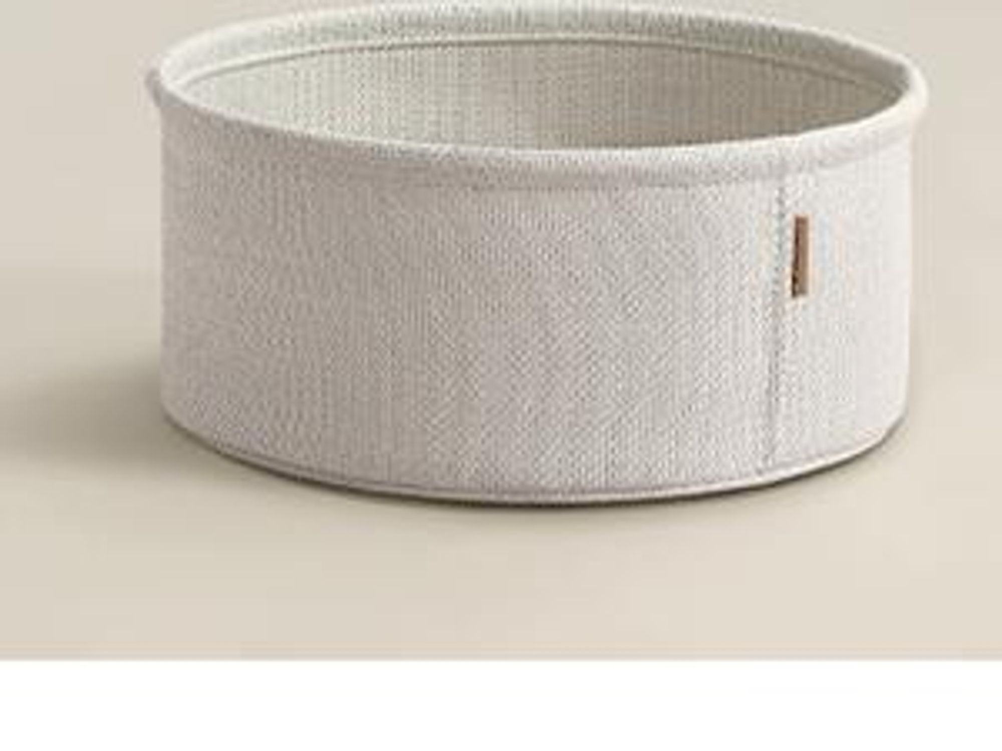 Runder Beistelltisch, kleiner Couchtisch, mit Korb aus Stoff, modern, beige-weiß