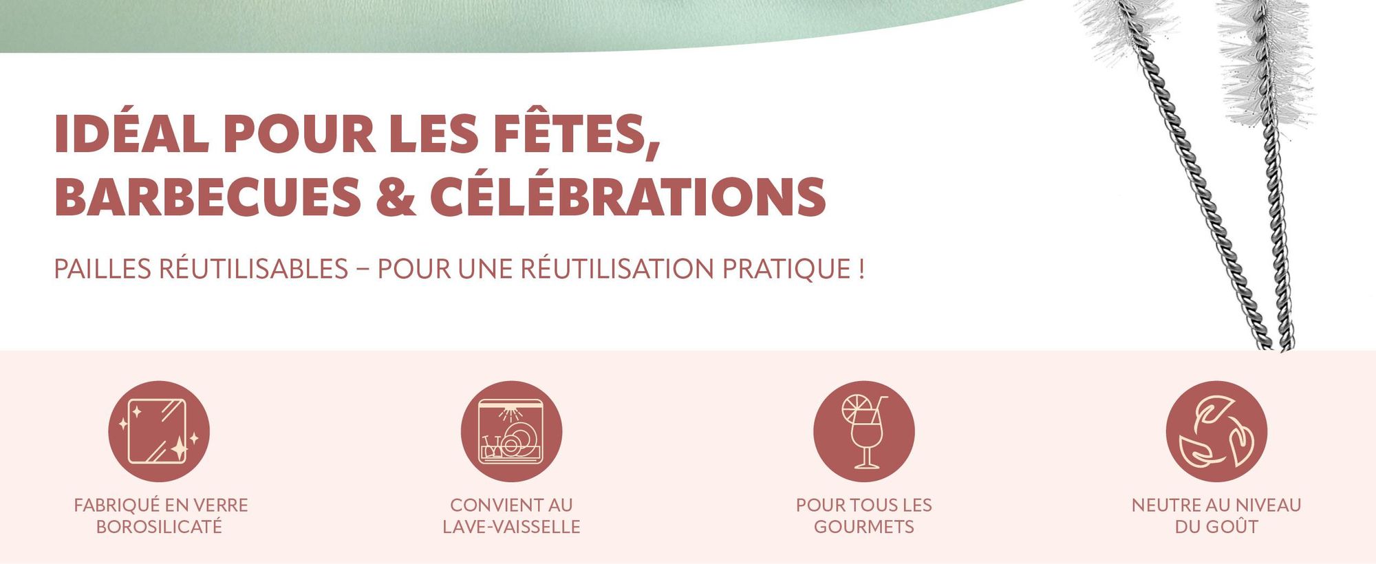 Pailles en verre dans un verre à cocktail