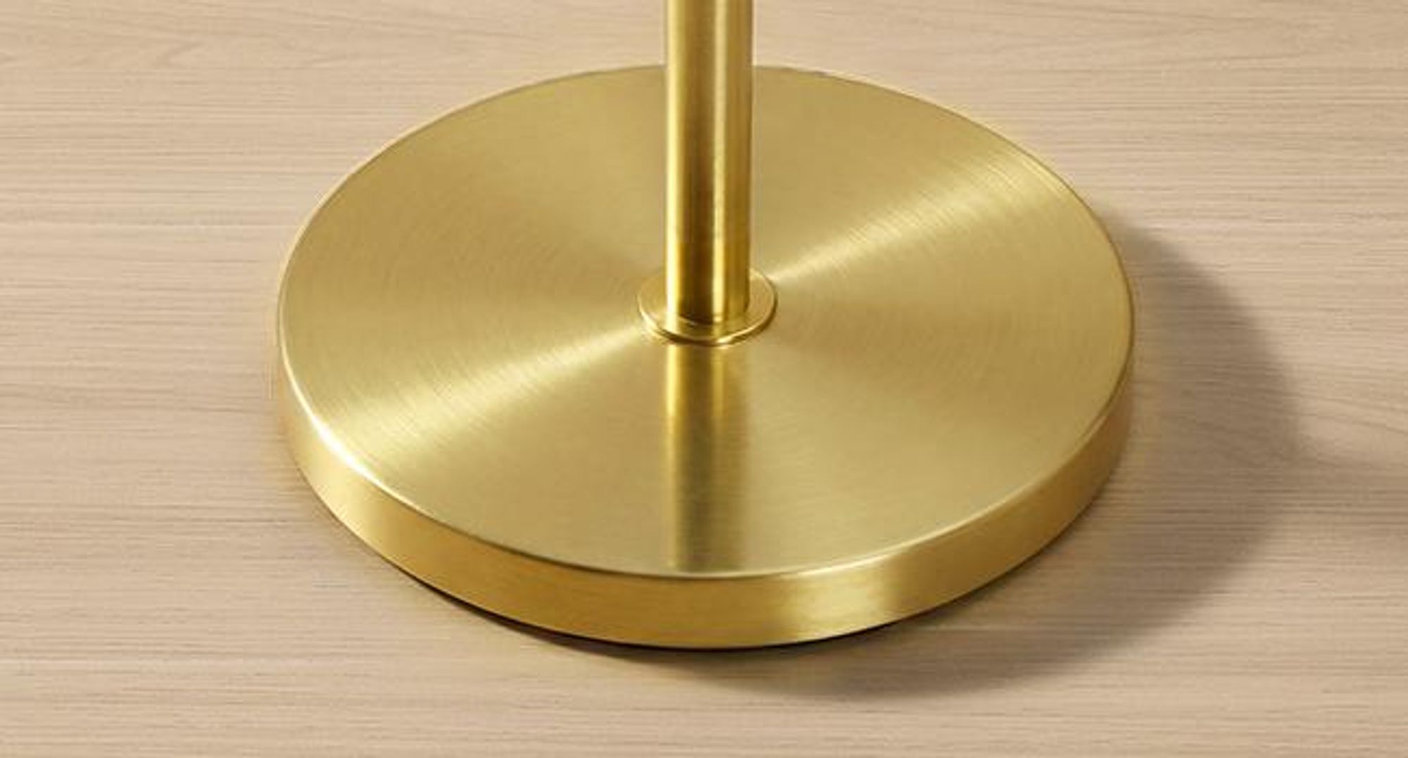 VASAGLE Stehlampe modern mit höhenverstellbarem Bogen, Leselampe mit Fußschalter, für Wohnzimmer, Stoffschirm, E27, gold