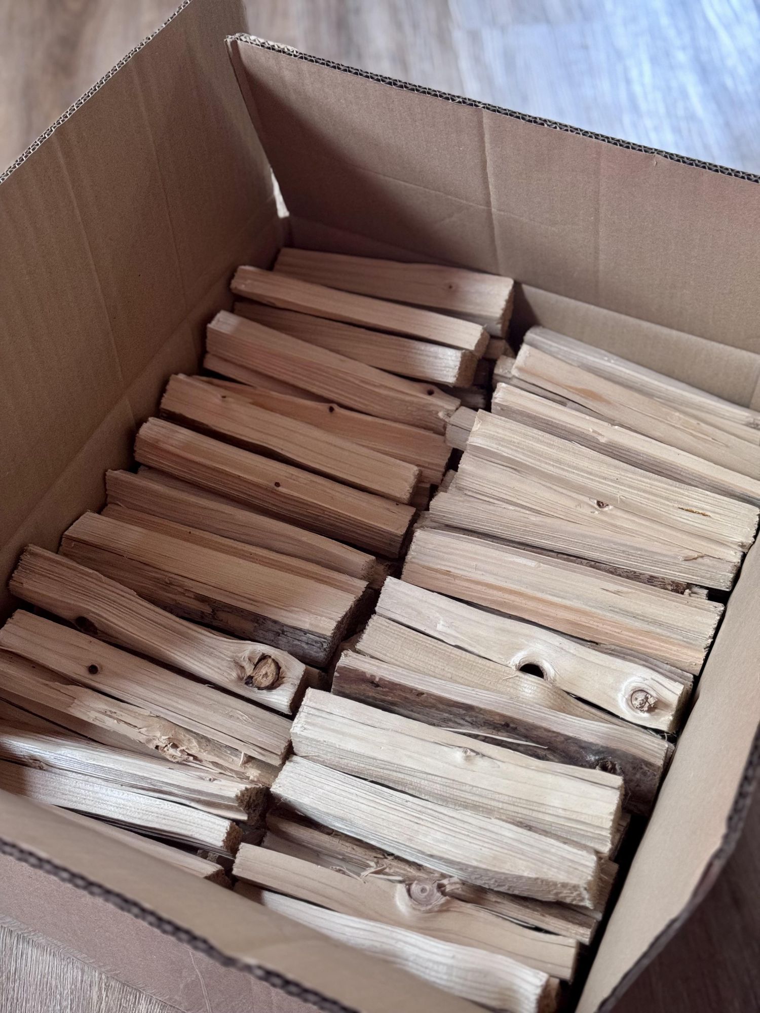 Anzündholz Fichte 10 kg – Trockenes Anfeuerholz für Kamin, Ofen, Grill & Feuerschale