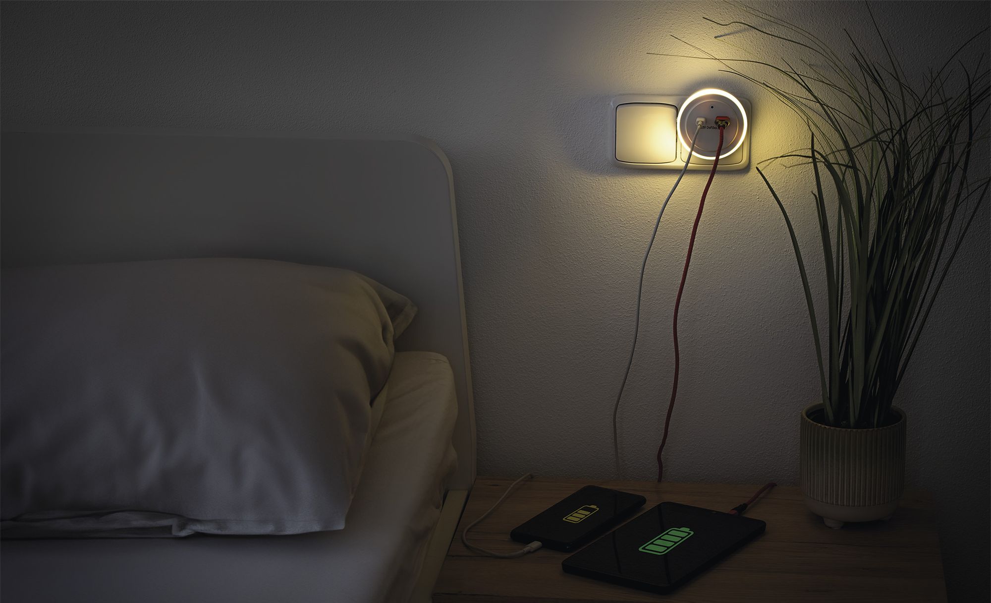 EMOS LED-Nachtlicht für Steckdose mit USB-C und USB-A Output, 5,0 V/3,4 A - Schalter und Dämmerungssensor - Warmweißes Licht, P3323
