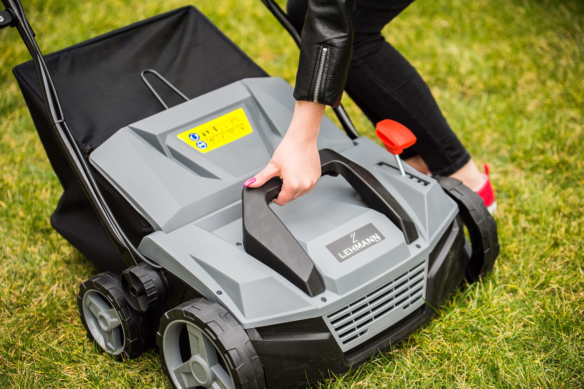 Aerator Wertykulator Elektryczny Do Trawników Kultywator usuwający mech Lehmann AER-ON PRO Szerokość 38 cm Kosz 50 L moc 1800 W pojemnik 150 litrów