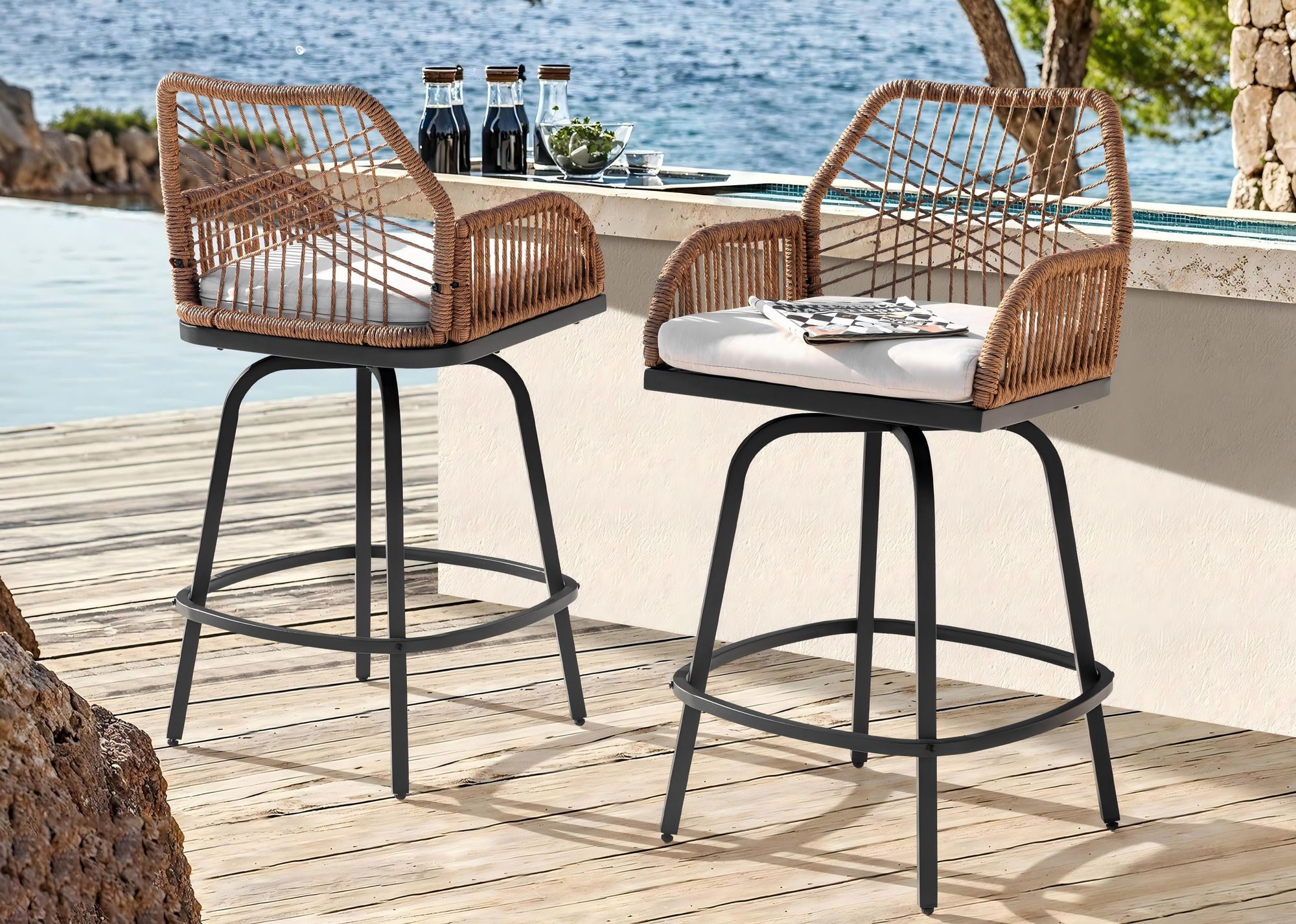 Drehbare Barhocker 2er Set aus Rattan und Metall mit grauen Kissen