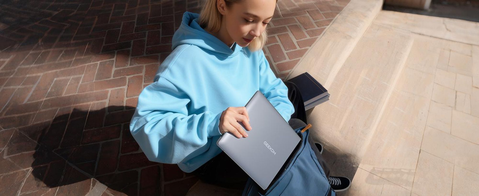 GEEKOM GeekBook X14 Pro Laptop, 999 g Ultraleicht, 14" 2.8K OLED, Ultra 9-185H, 32GB LPDDR5x RAM 7500MT/s, 1TB SSD, 2X USB4, Fingerprint & Webcam