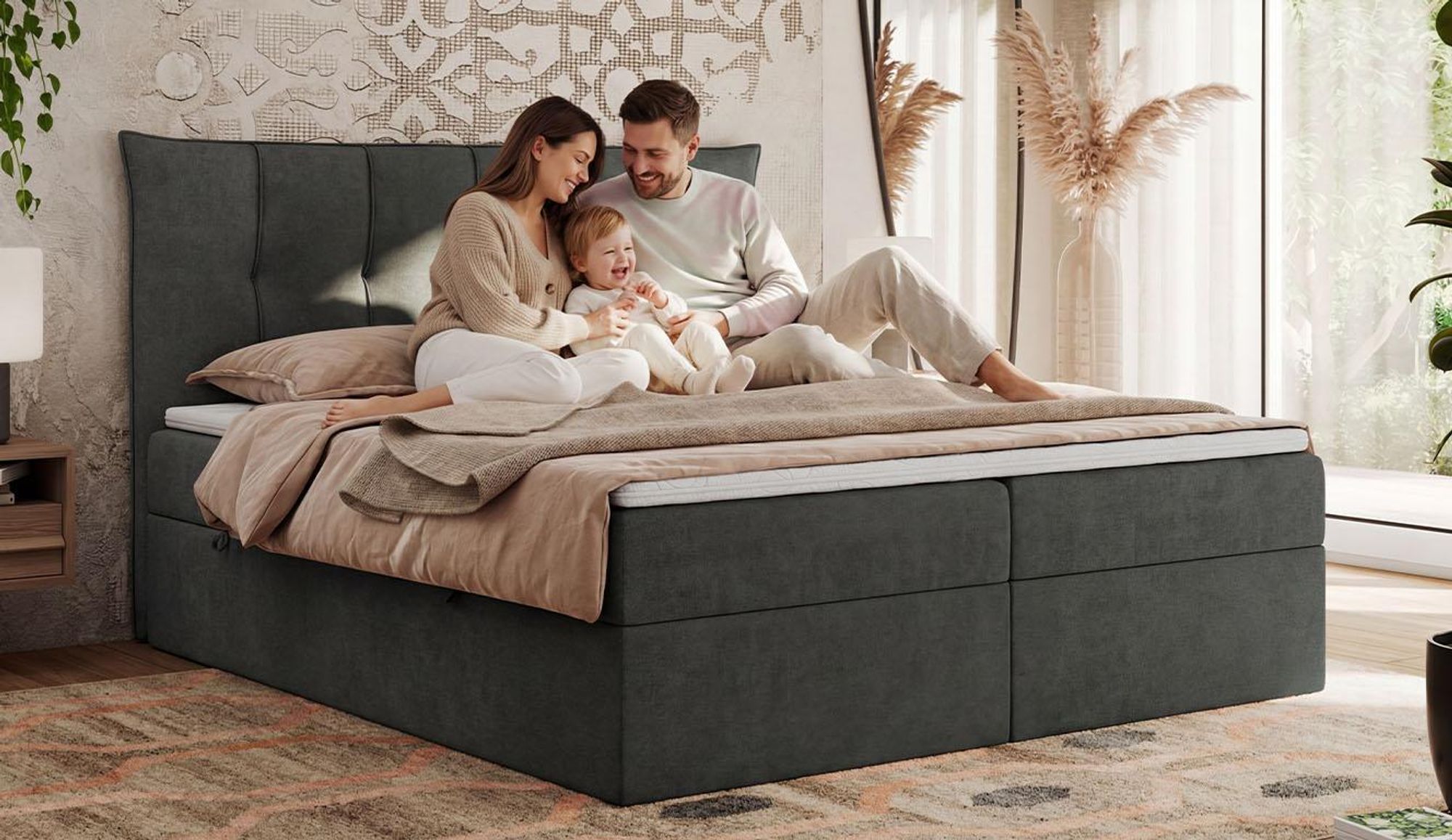 Familie auf einem grauen Bett