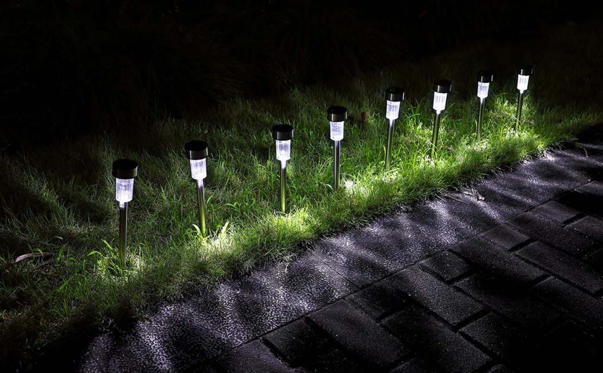DEUBA® Solarlampe für Außen 8er Set LED Wetterfest IP44 Dämmerungssensor Erdspieß Edelstahl Weiß Solar Garten Leuchte Außenleuchte Balkon Deko