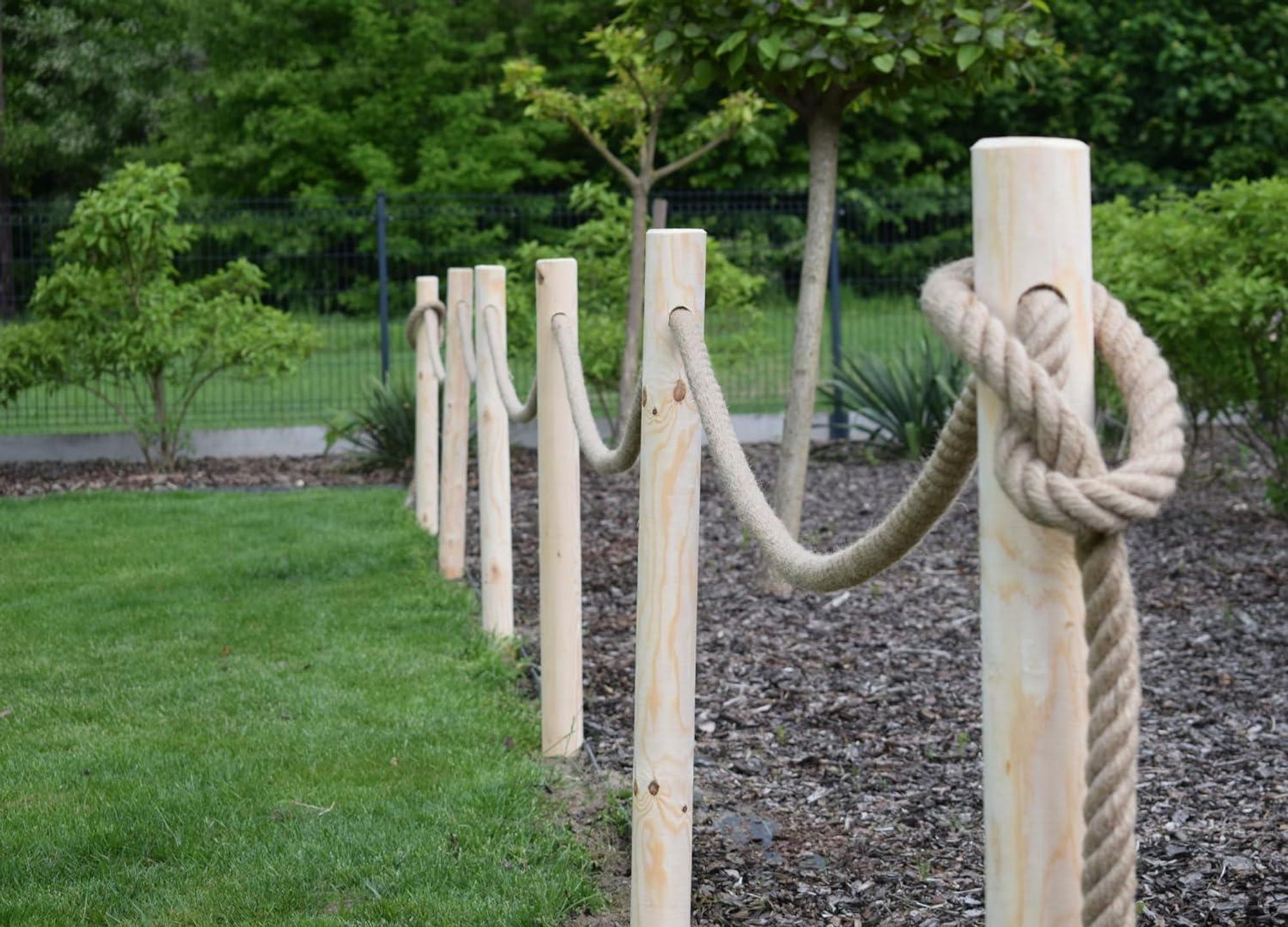 TIMBERMIK Holzzaun Set – 6 Holzpfosten Ø8x120 cm + 12 m Juteseil, Gartenzaun, natur, unbehandelt, Staketenzaun