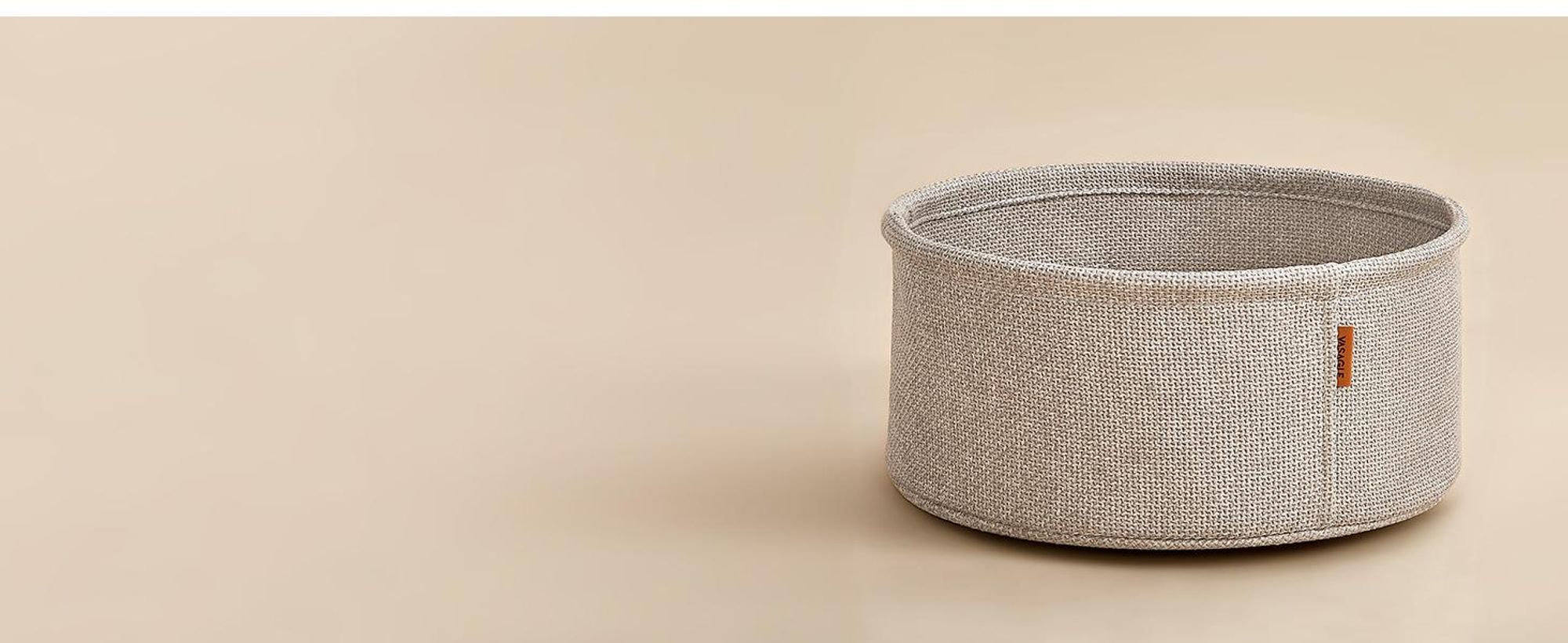 VASAGLE Beistelltisch rund, mit Steckdose, USB-Anschlüsse, Ø45 cm, mattweiß-kamelbraun