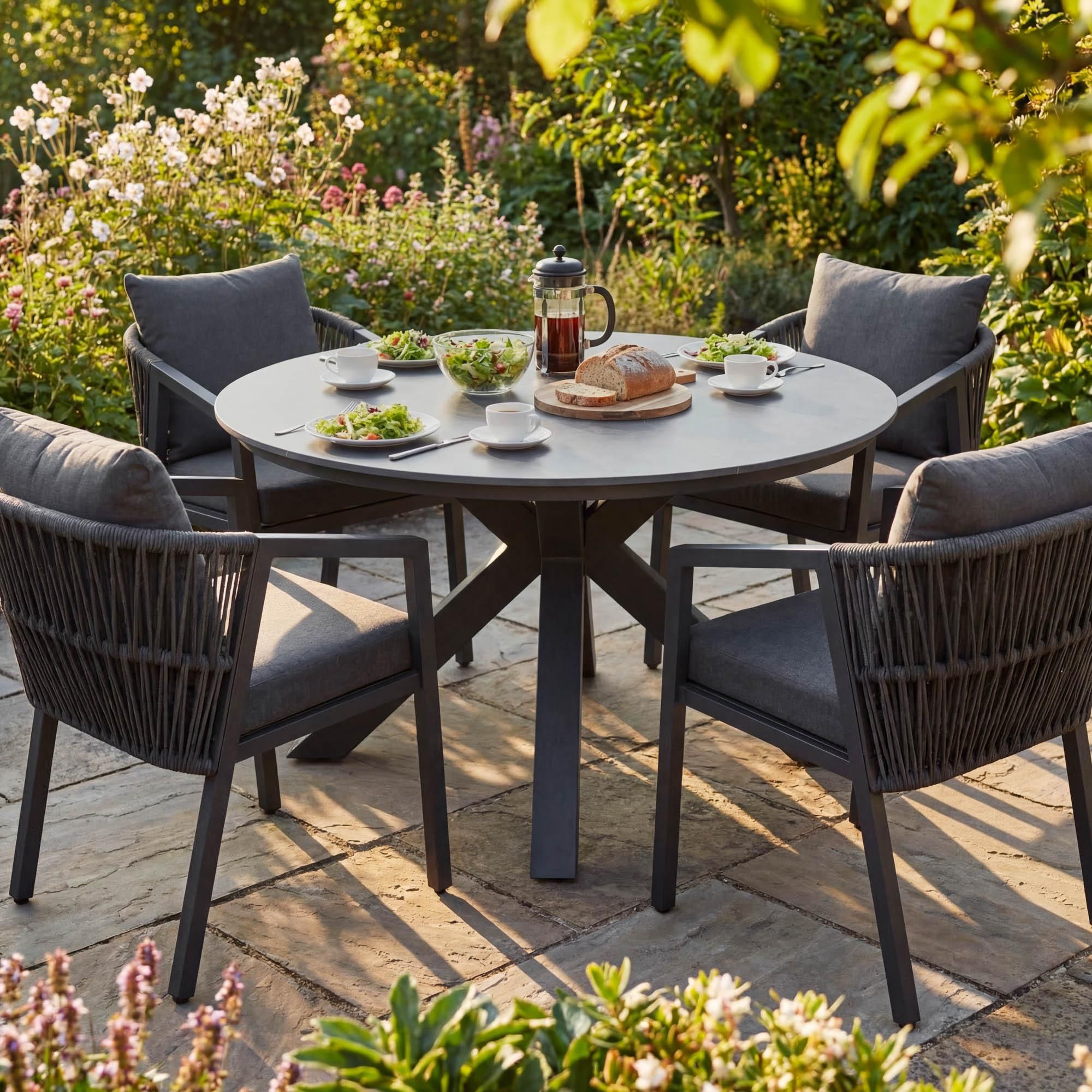 di volio Gartenmöbel Set LICATO – grau, moderne Balkonmöbel mit Tisch und 4 Stühlen, Terrassenmöbel für außen, stabil & bequem