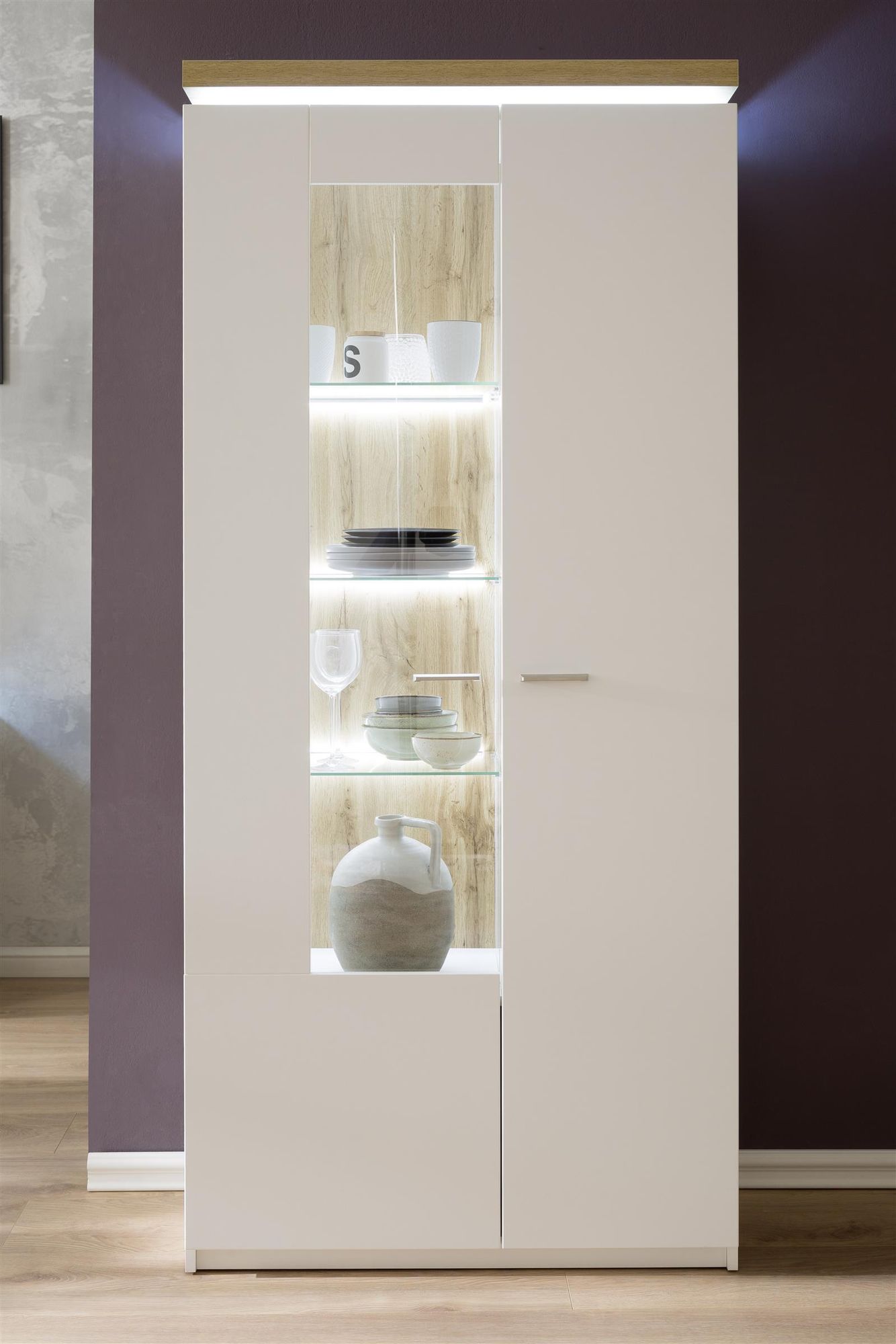 Chalki II – Moderne Vitrine mit LED-Deckplattenbeleuchtung und viel Stauraum