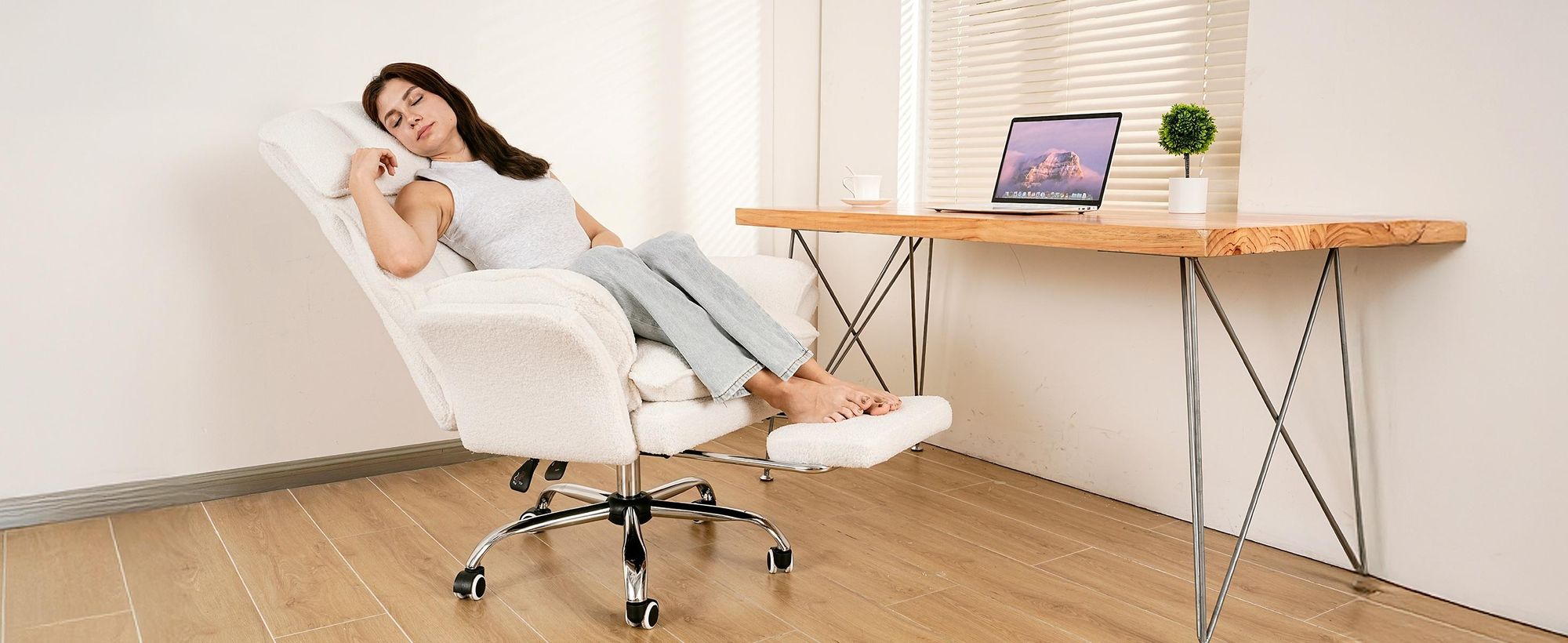 Drehstuhl Bürostuhl Ergonomisch mit klappbaren Armlehnen, Gaming Stuhl mit Fußstütze & 135° Verstellbarer Rückenlehne, Weiß -Teddy-Fleece-Stoff
