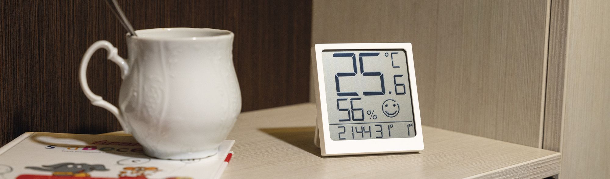 EMOS digitales Raumthermometer und Hygrometer mit Uhr-/ Datumanzeige zum Aufstellen/Aufhängen - LCD Display - für Innen - inkl. Batterie - weiß, E0522