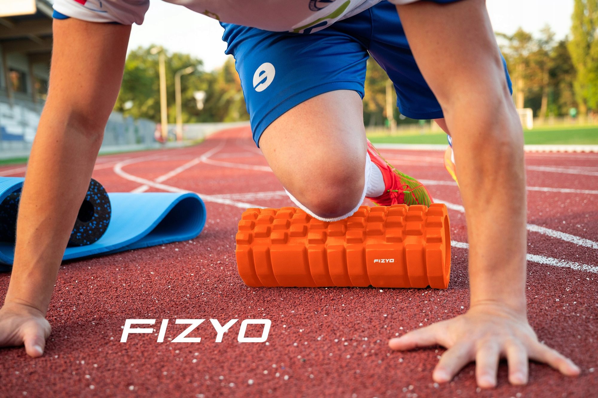 Training mit der FIZYO-Massagerolle mit Noppen – eine Person führt entspannende Übungen durch