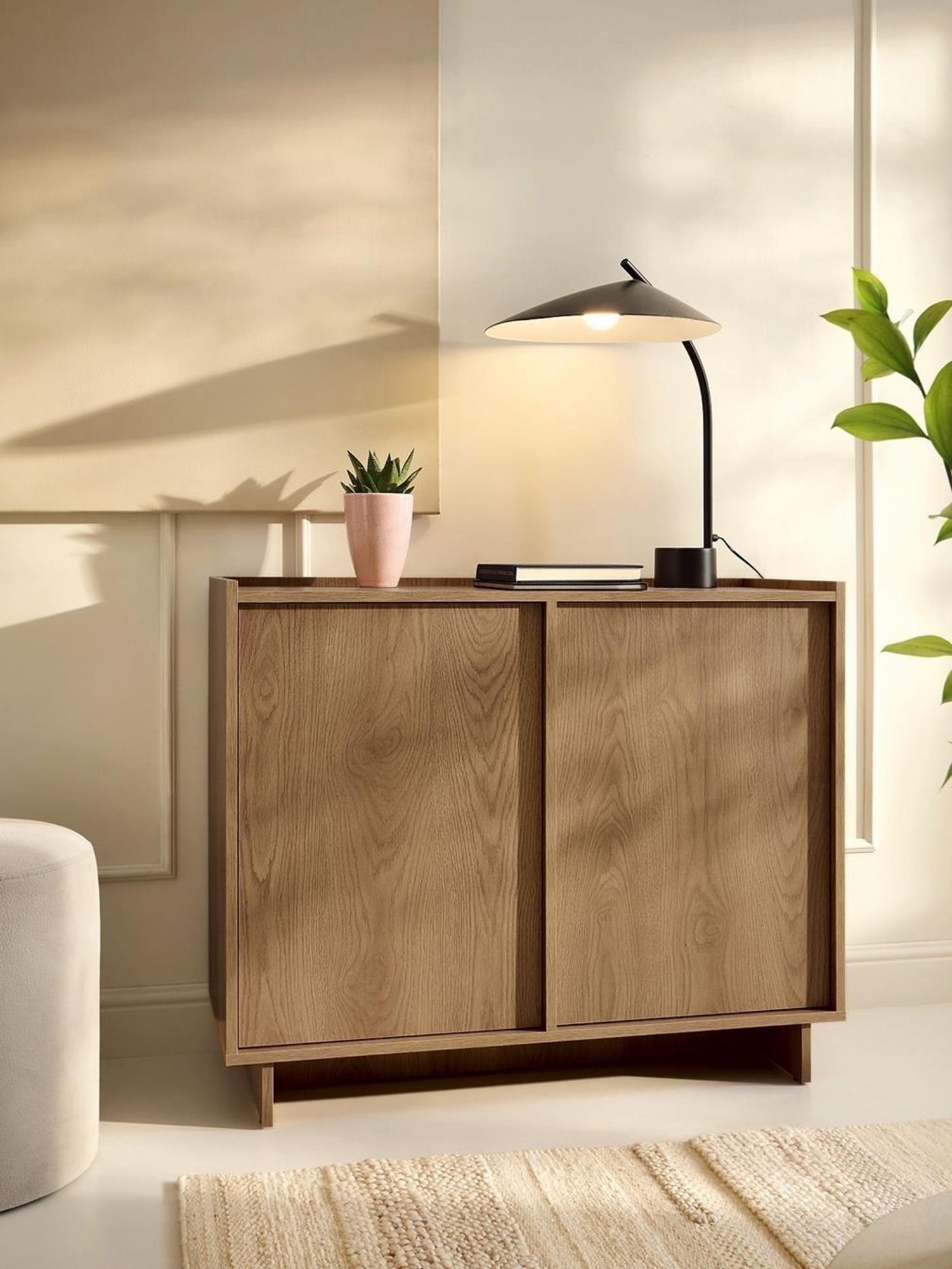 BETTSO Kommode SUNA – Japandi-Design – Eiche Caramel Sideboard grifflos für Wohn- & Schlafzimmer, 4 Fächer, 98x81x39 cm, Saugroboter-geeignet