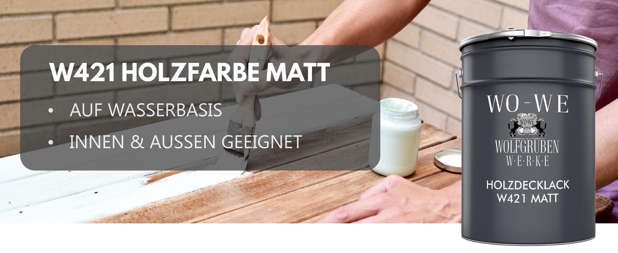 Person streicht Holz mit weißer Farbe; W421 Holzfarbe matt, auf Wasserbasis, für innen & außen.