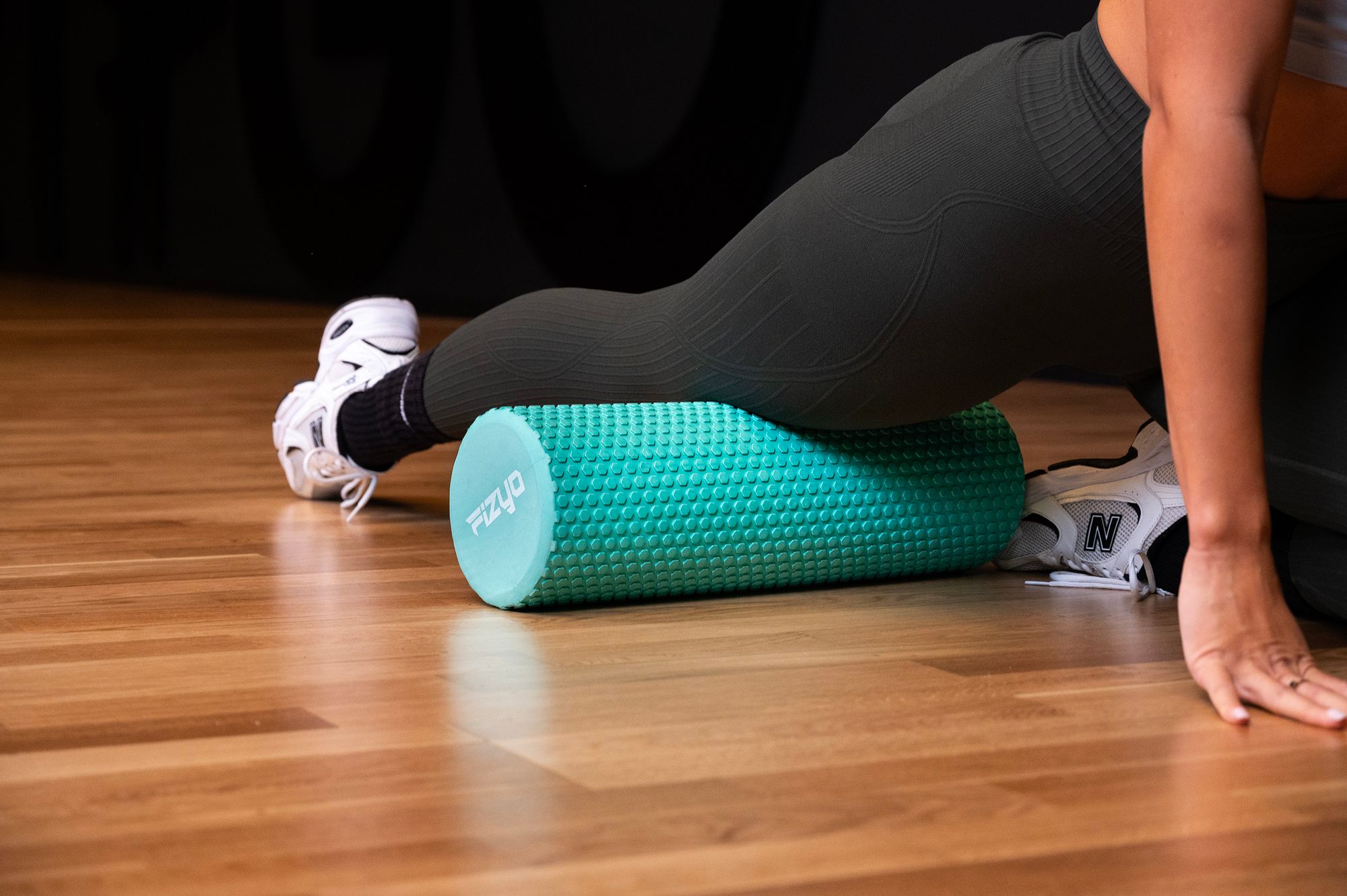 Trénink Fitness s masážním válcem s výstupky 45x15 cm FIZYO — osoba provádí cvičení