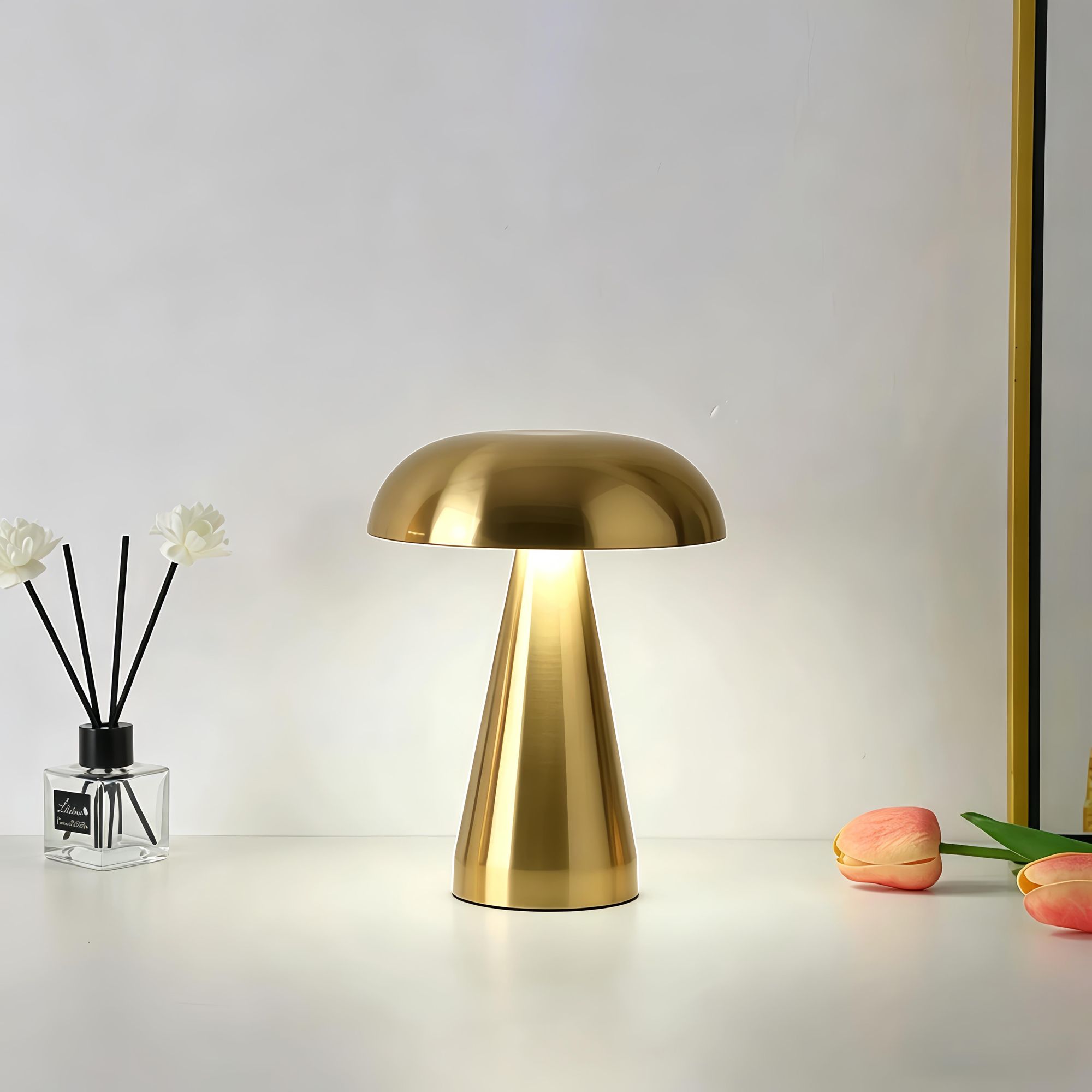 LED-Pilzlampe, tragbare Metall-Schreibtischlampe, USB-Aufladung Nachttischlampe, dreifarbiges Touch-Kabellos Dimmen, Augenschutz-Nachtlicht, Gold